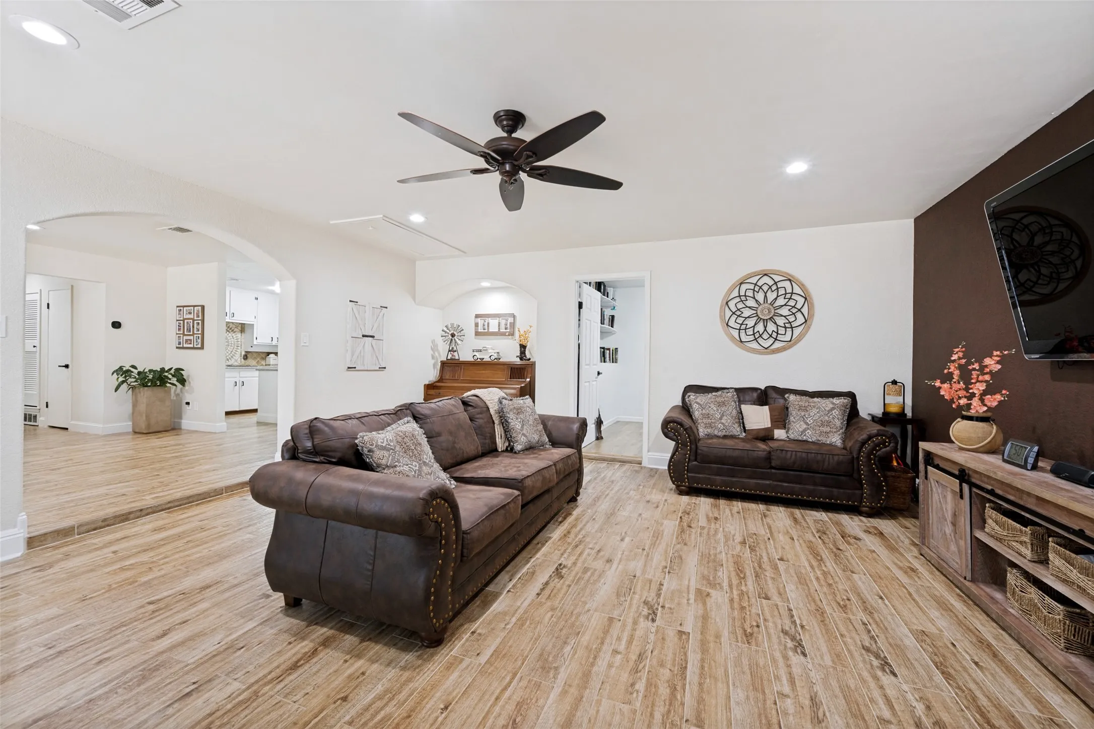 Single Family Residence For Sale in Tarrant County , 7008 Beaty Street, Fort Worth, Texas 76112, 3 Bedroom, 2 Bathroom, Garage spaces, 1,719 Sqft, built in 1971, mls#21371122, Real Estate Agent in Fort Worth, Homes For Sale in Tarrant county, Homes For Sale in Fort Worth, Realtor in Fort Worth Texas, Real Estate Brokerage Independent Realty Texas, Luminita Cordes Realtor