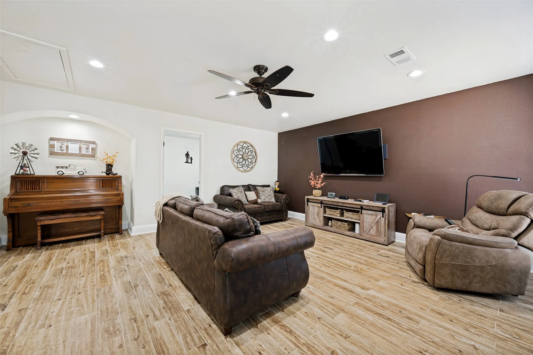 Single Family Residence For Sale in Tarrant County , 7008 Beaty Street, Fort Worth, Texas 76112, 3 Bedroom, 2 Bathroom, Garage spaces, 1,719 Sqft, built in 1971, mls#21371122, Real Estate Agent in Fort Worth, Homes For Sale in Tarrant county, Homes For Sale in Fort Worth, Realtor in Fort Worth Texas, Real Estate Brokerage Independent Realty Texas, Luminita Cordes Realtor