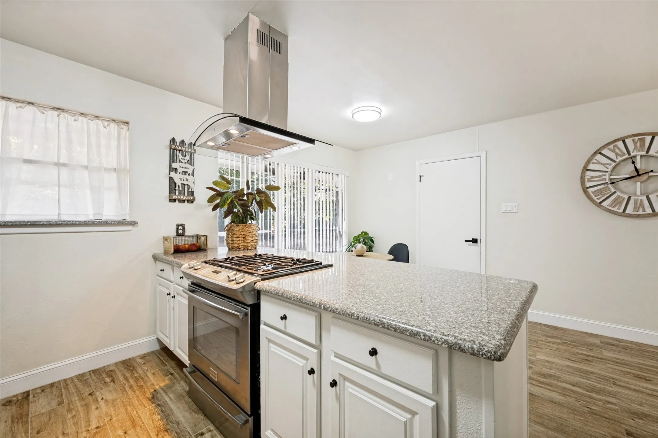 Single Family Residence For Sale in Tarrant County , 7008 Beaty Street, Fort Worth, Texas 76112, 3 Bedroom, 2 Bathroom, Garage spaces, 1,719 Sqft, built in 1971, mls#21371122, Real Estate Agent in Fort Worth, Homes For Sale in Tarrant county, Homes For Sale in Fort Worth, Realtor in Fort Worth Texas, Real Estate Brokerage Independent Realty Texas, Luminita Cordes Realtor