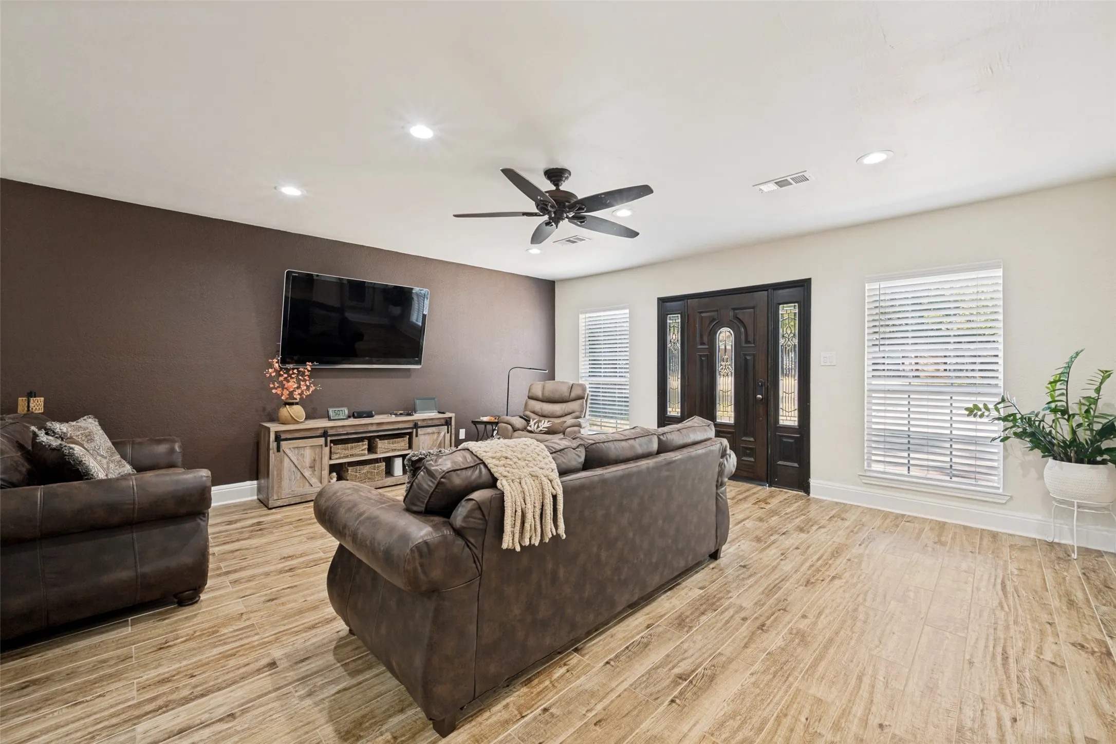 Single Family Residence For Sale in Tarrant County , 7008 Beaty Street, Fort Worth, Texas 76112, 3 Bedroom, 2 Bathroom, Garage spaces, 1,719 Sqft, built in 1971, mls#21371122, Real Estate Agent in Fort Worth, Homes For Sale in Tarrant county, Homes For Sale in Fort Worth, Realtor in Fort Worth Texas, Real Estate Brokerage Independent Realty Texas, Luminita Cordes Realtor