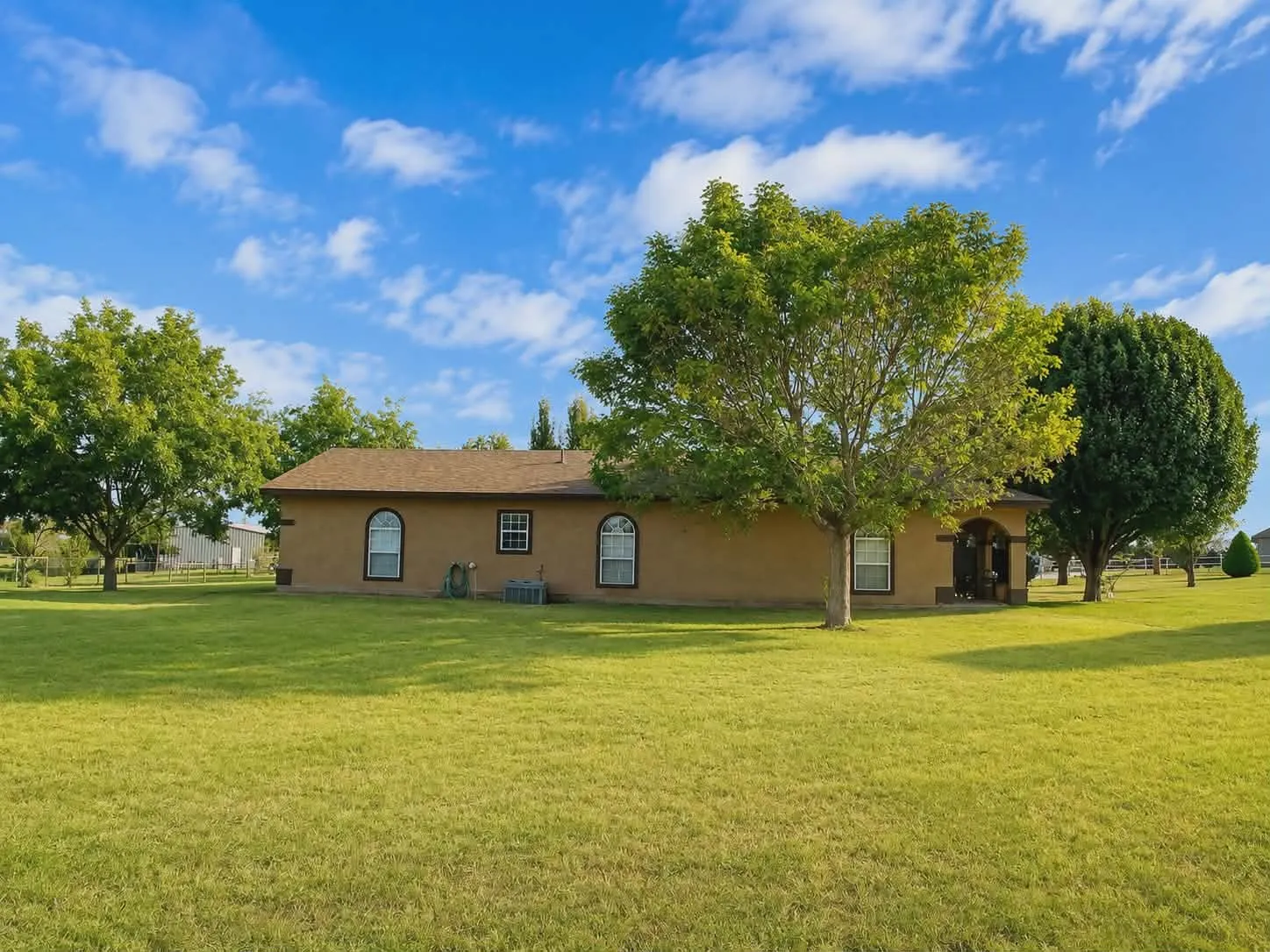 Single Family Residence For Sale in Johnson County , 3711 Dove Creek Road, Cleburne, Texas 76031, 4 Bedroom, 3 Bathroom, 2 Garage spaces, 2,844 Sqft, built in 1999, mls#21375679, Real Estate Agent in Cleburne, Homes For Sale in Johnson county, Homes For Sale in Cleburne, Realtor in Cleburne Texas, Real Estate Brokerage Independent Realty Texas, Luminita Cordes Realtor