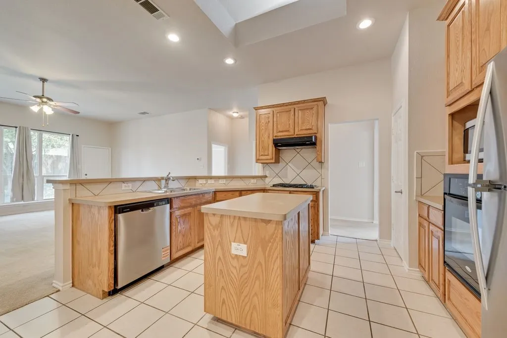Single Family Residence For Rent in Dallas County , 1113 Noblewood Drive, Glenn Heights, Texas 75154, 3 Bedroom, 2 Bathroom, 2 Garage spaces, 2,148 Sqft, built in 2005, mls#21375692, Real Estate Agent in Glenn Heights, Homes For Rent in Dallas county, Homes For Rent in Glenn Heights, Realtor in Glenn Heights Texas, Real Estate Brokerage Independent Realty Texas, Luminita Cordes Realtor