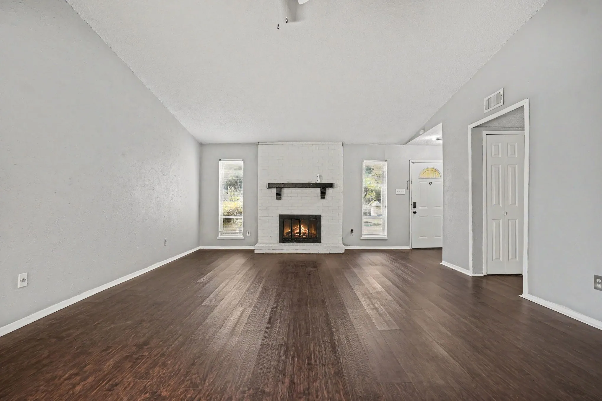 Single Family Residence For Sale in Dallas County , 711 Valley Hill Road, Duncanville, Texas 75137, 4 Bedroom, 2 Bathroom, Garage spaces, 1,988 Sqft, built in 1979, mls#21375699, Real Estate Agent in Duncanville, Homes For Sale in Dallas county, Homes For Sale in Duncanville, Realtor in Duncanville Texas, Real Estate Brokerage Independent Realty Texas, Luminita Cordes Realtor