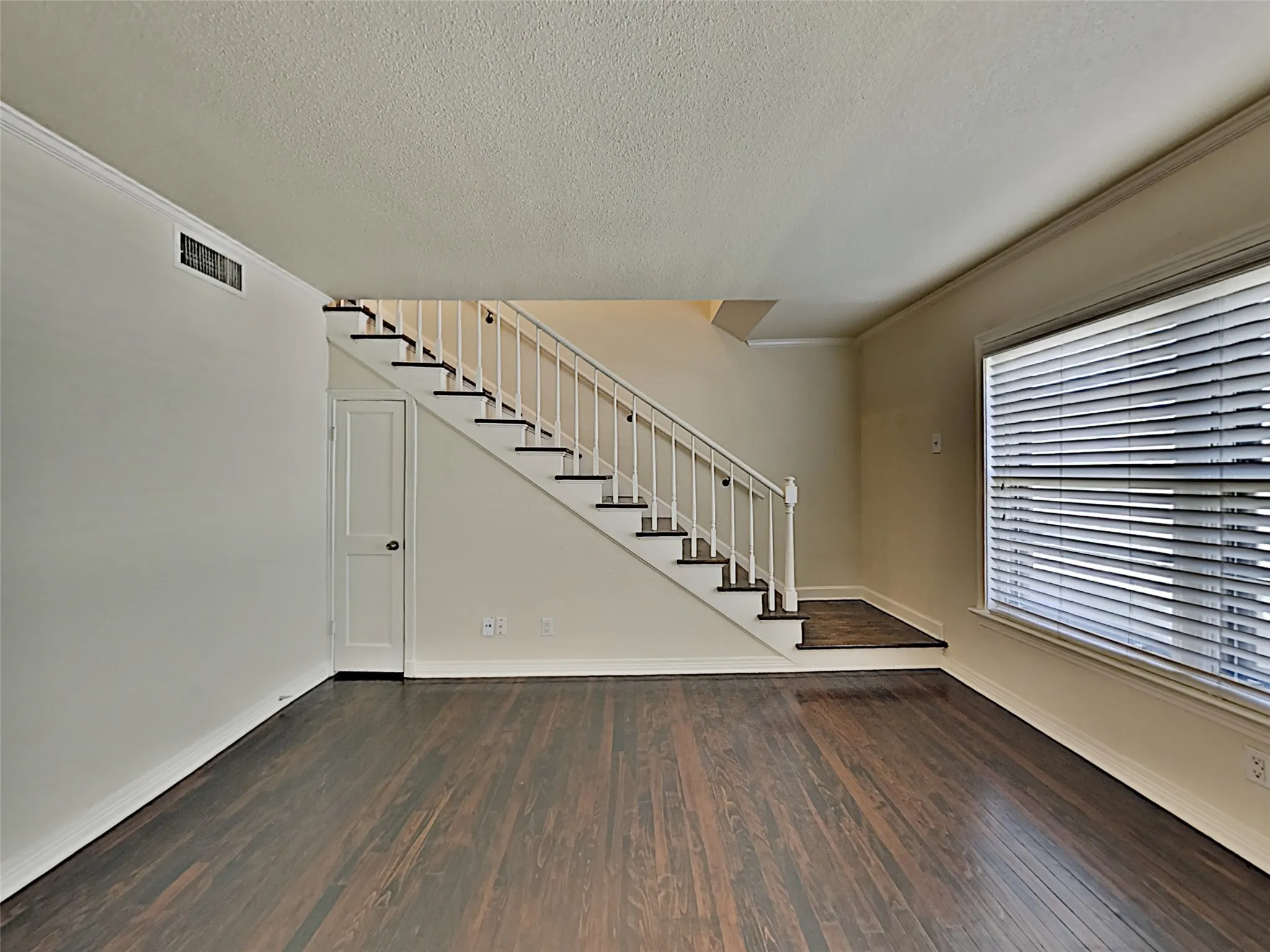 Townhouse For Rent in Dallas County , 6491 Bordeaux Avenue, Dallas, Texas 75209, 2 Bedroom, 1 Bathroom, Garage spaces, 1,027 Sqft, built in 1951, mls#21375716, Real Estate Agent in Dallas, Homes For Rent in Dallas county, Homes For Rent in Dallas, Realtor in Dallas Texas, Real Estate Brokerage Independent Realty Texas, Luminita Cordes Realtor