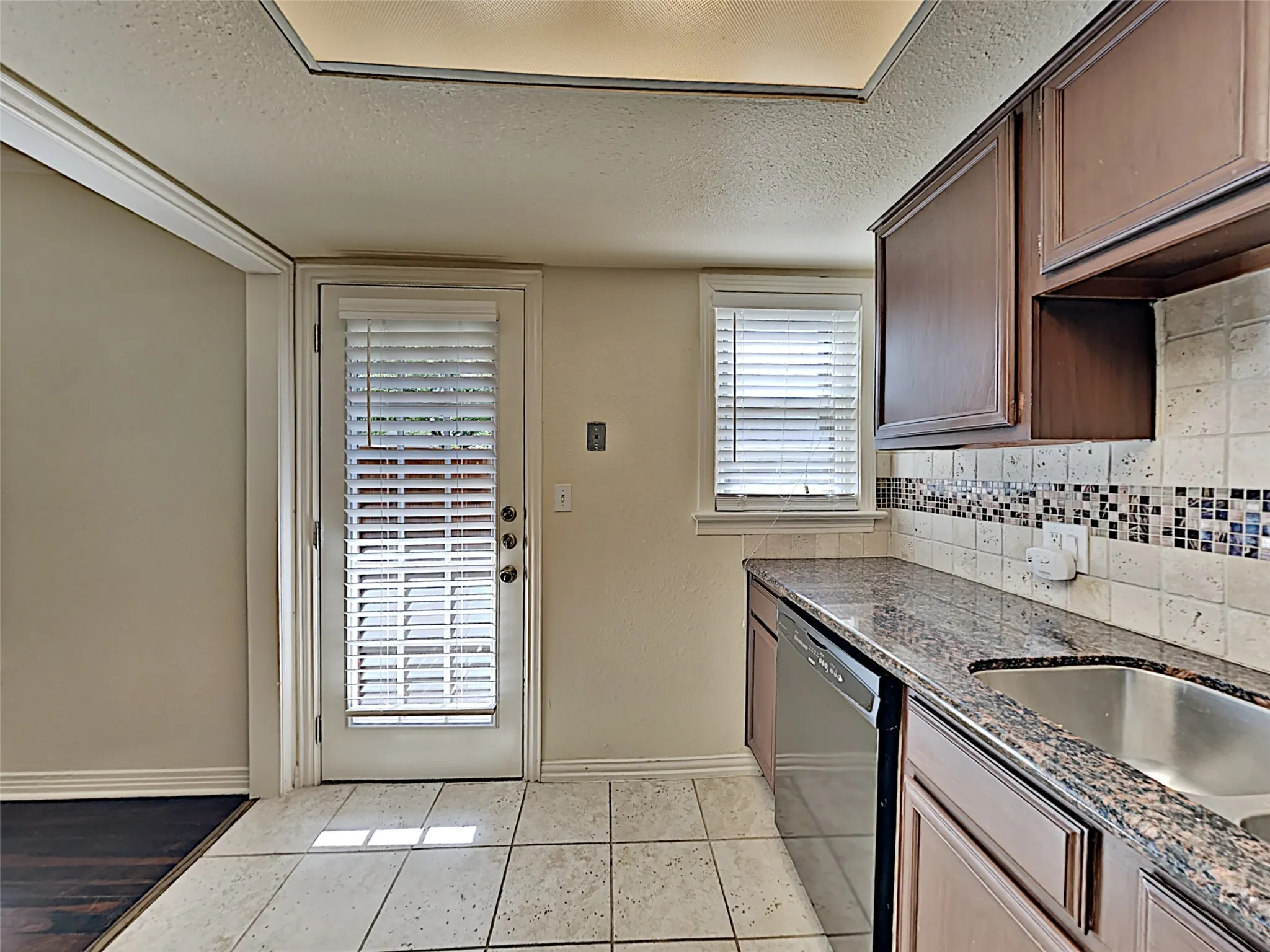 Townhouse For Rent in Dallas County , 6491 Bordeaux Avenue, Dallas, Texas 75209, 2 Bedroom, 1 Bathroom, Garage spaces, 1,027 Sqft, built in 1951, mls#21375716, Real Estate Agent in Dallas, Homes For Rent in Dallas county, Homes For Rent in Dallas, Realtor in Dallas Texas, Real Estate Brokerage Independent Realty Texas, Luminita Cordes Realtor