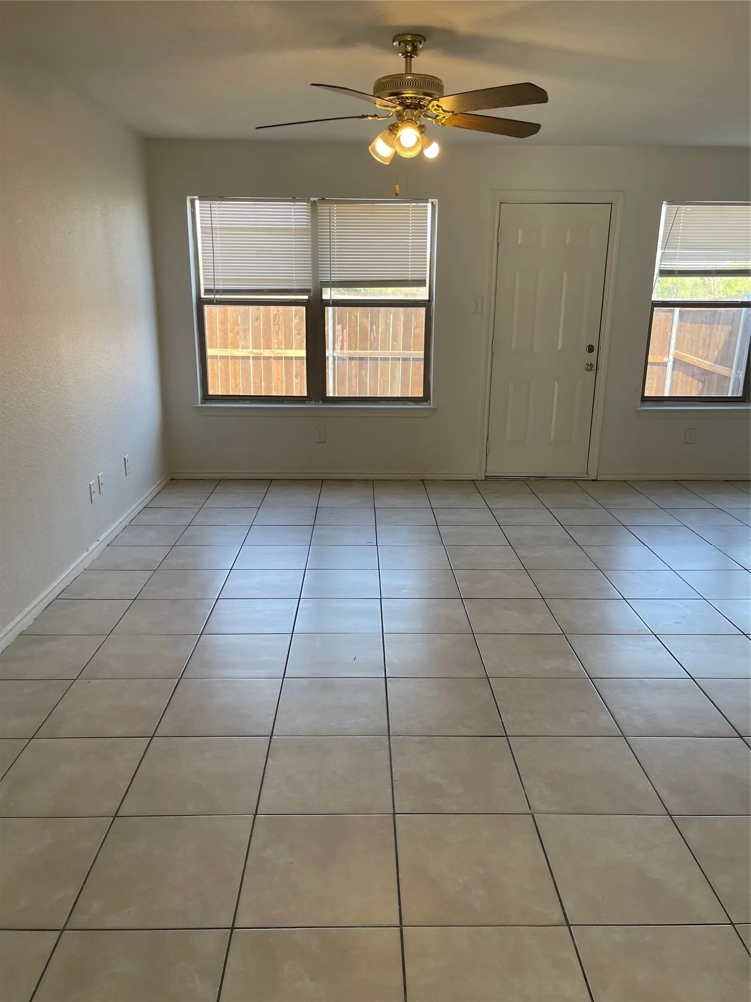 Townhouse For Rent in Tarrant County , 4606 Alamosa Street, Fort Worth, Texas 76119, 3 Bedroom, 3 Bathroom, 1 Garage spaces, 1,368 Sqft, built in 2005, mls#21375719, Real Estate Agent in Fort Worth, Homes For Rent in Tarrant county, Homes For Rent in Fort Worth, Realtor in Fort Worth Texas, Real Estate Brokerage Independent Realty Texas, Luminita Cordes Realtor