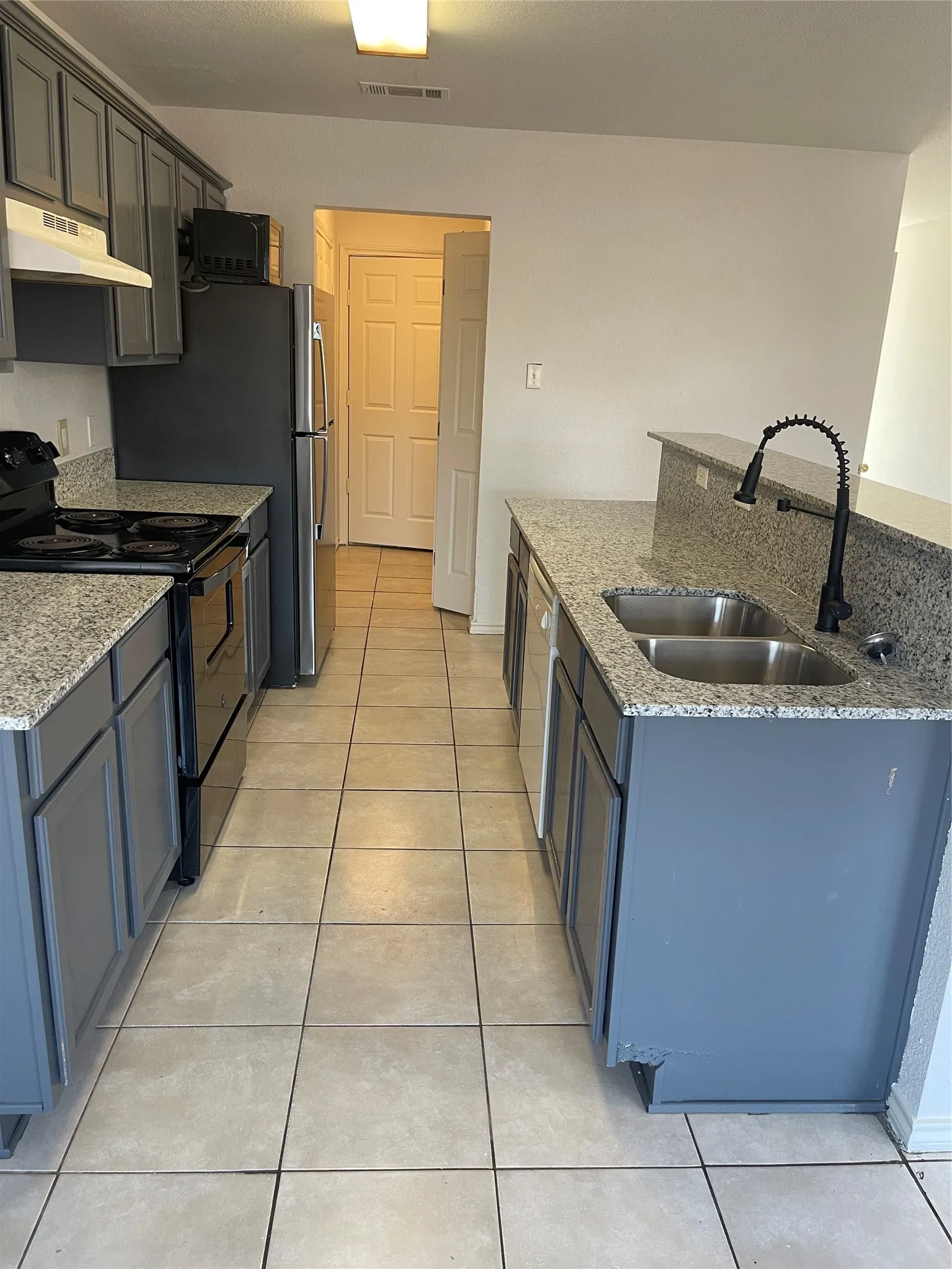 Townhouse For Rent in Tarrant County , 4606 Alamosa Street, Fort Worth, Texas 76119, 3 Bedroom, 3 Bathroom, 1 Garage spaces, 1,368 Sqft, built in 2005, mls#21375719, Real Estate Agent in Fort Worth, Homes For Rent in Tarrant county, Homes For Rent in Fort Worth, Realtor in Fort Worth Texas, Real Estate Brokerage Independent Realty Texas, Luminita Cordes Realtor