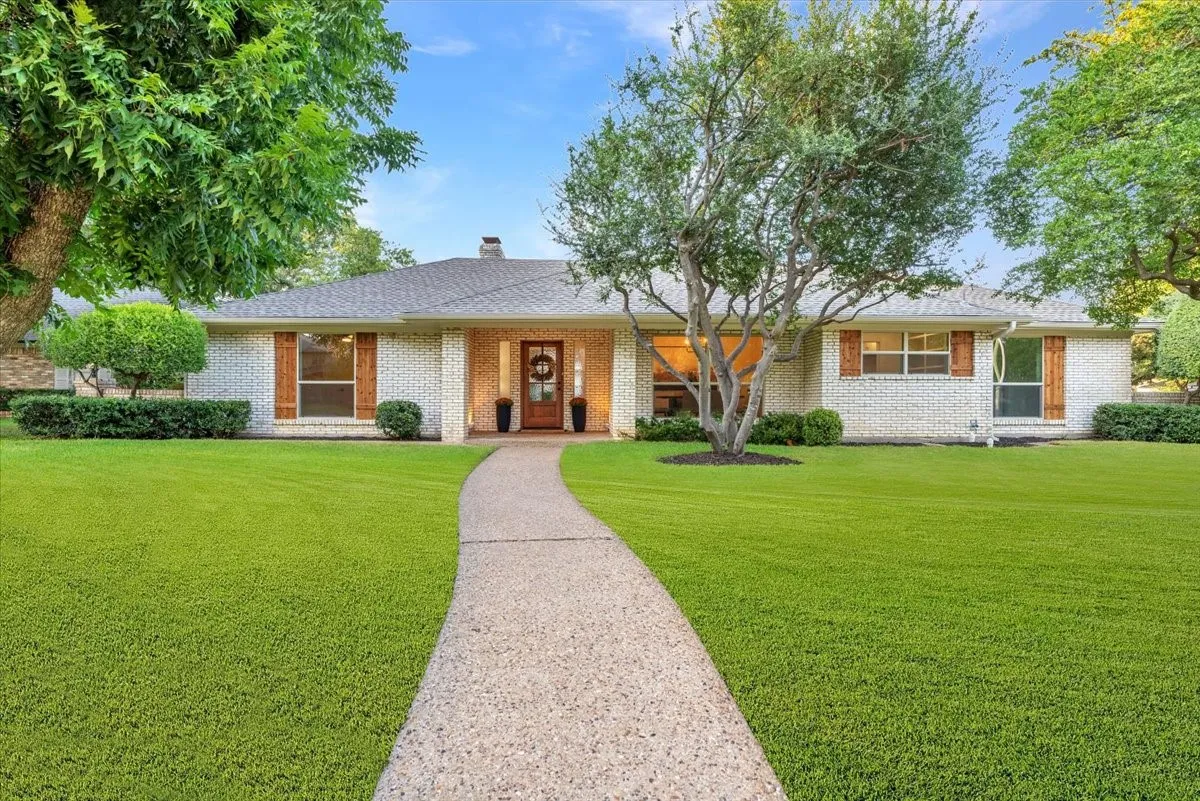 Single Family Residence For Sale in Collin County , 2801 W Aspen Court, Plano, Texas 75075, 4 Bedroom, 3 Bathroom, 2 Garage spaces, 2,831 Sqft, built in 1975, mls#21375603, Real Estate Agent in Plano, Homes For Sale in Collin county, Homes For Sale in Plano, Realtor in Plano Texas, Real Estate Brokerage Independent Realty Texas, Luminita Cordes Realtor