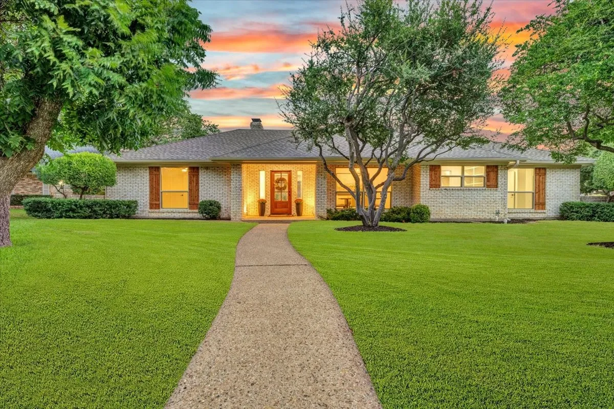 Single Family Residence For Sale in Collin County , 2801 W Aspen Court, Plano, Texas 75075, 4 Bedroom, 3 Bathroom, 2 Garage spaces, 2,831 Sqft, built in 1975, mls#21375603, Real Estate Agent in Plano, Homes For Sale in Collin county, Homes For Sale in Plano, Realtor in Plano Texas, Real Estate Brokerage Independent Realty Texas, Luminita Cordes Realtor