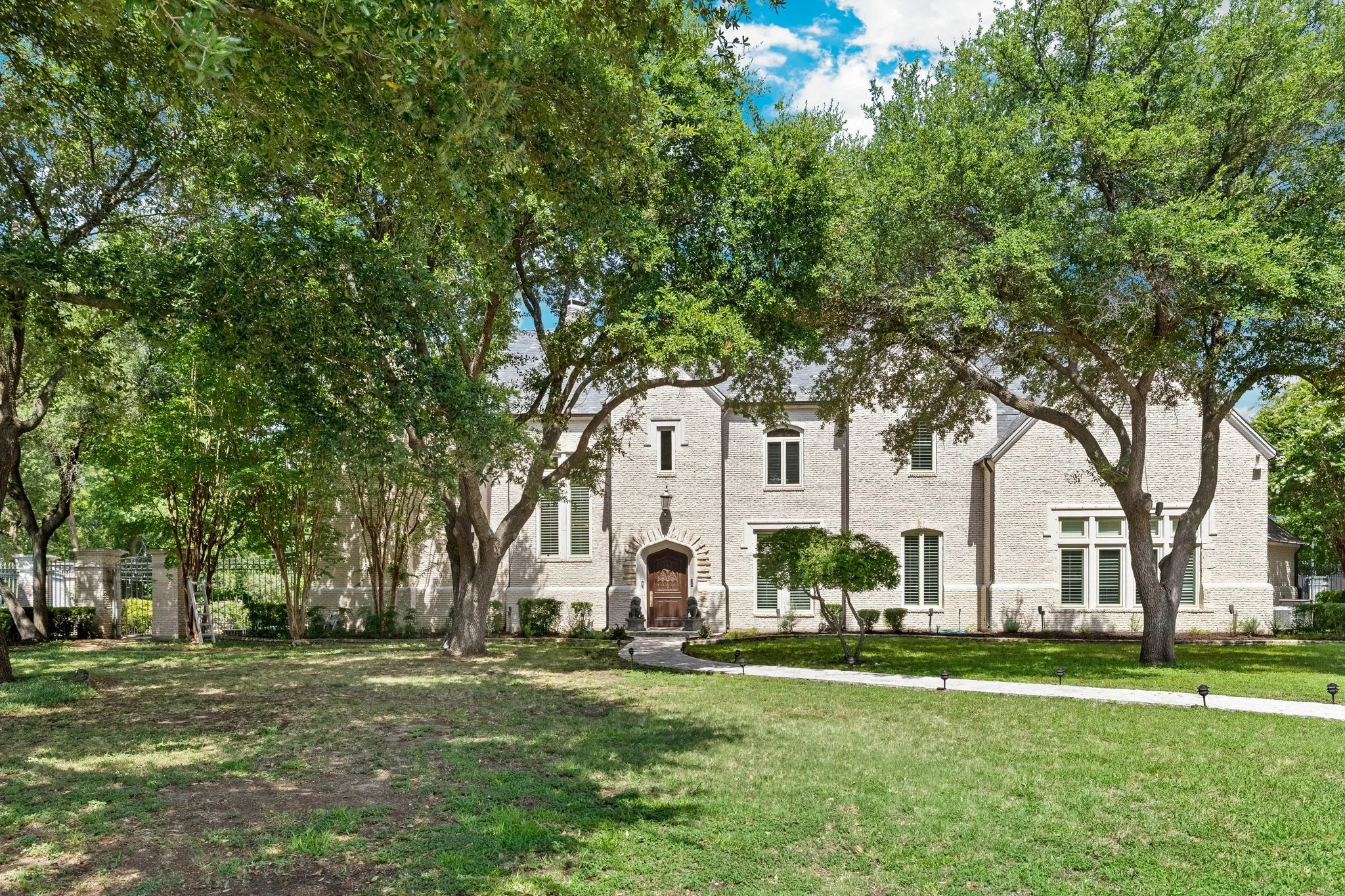 Single Family Residence For Sale in Tarrant County , 6704 Blair Court, Benbrook, Texas 76132, 4 Bedroom, 6 Bathroom, 5 Garage spaces, 9,275 Sqft, built in 1991, mls#21374264, Real Estate Agent in Benbrook, Homes For Sale in Tarrant county, Homes For Sale in Benbrook, Realtor in Benbrook Texas, Real Estate Brokerage Independent Realty Texas, Luminita Cordes Realtor