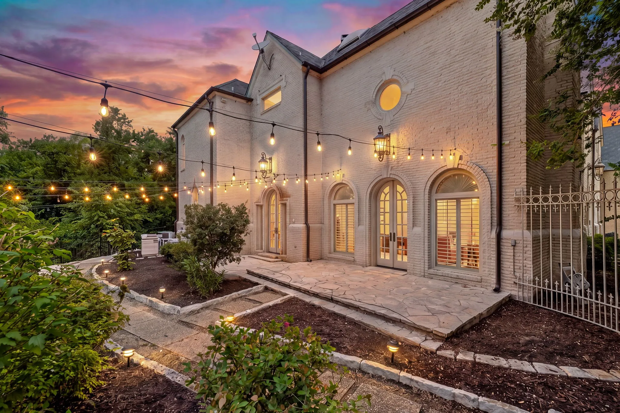Single Family Residence For Sale in Tarrant County , 6704 Blair Court, Benbrook, Texas 76132, 4 Bedroom, 6 Bathroom, 5 Garage spaces, 9,275 Sqft, built in 1991, mls#21374264, Real Estate Agent in Benbrook, Homes For Sale in Tarrant county, Homes For Sale in Benbrook, Realtor in Benbrook Texas, Real Estate Brokerage Independent Realty Texas, Luminita Cordes Realtor