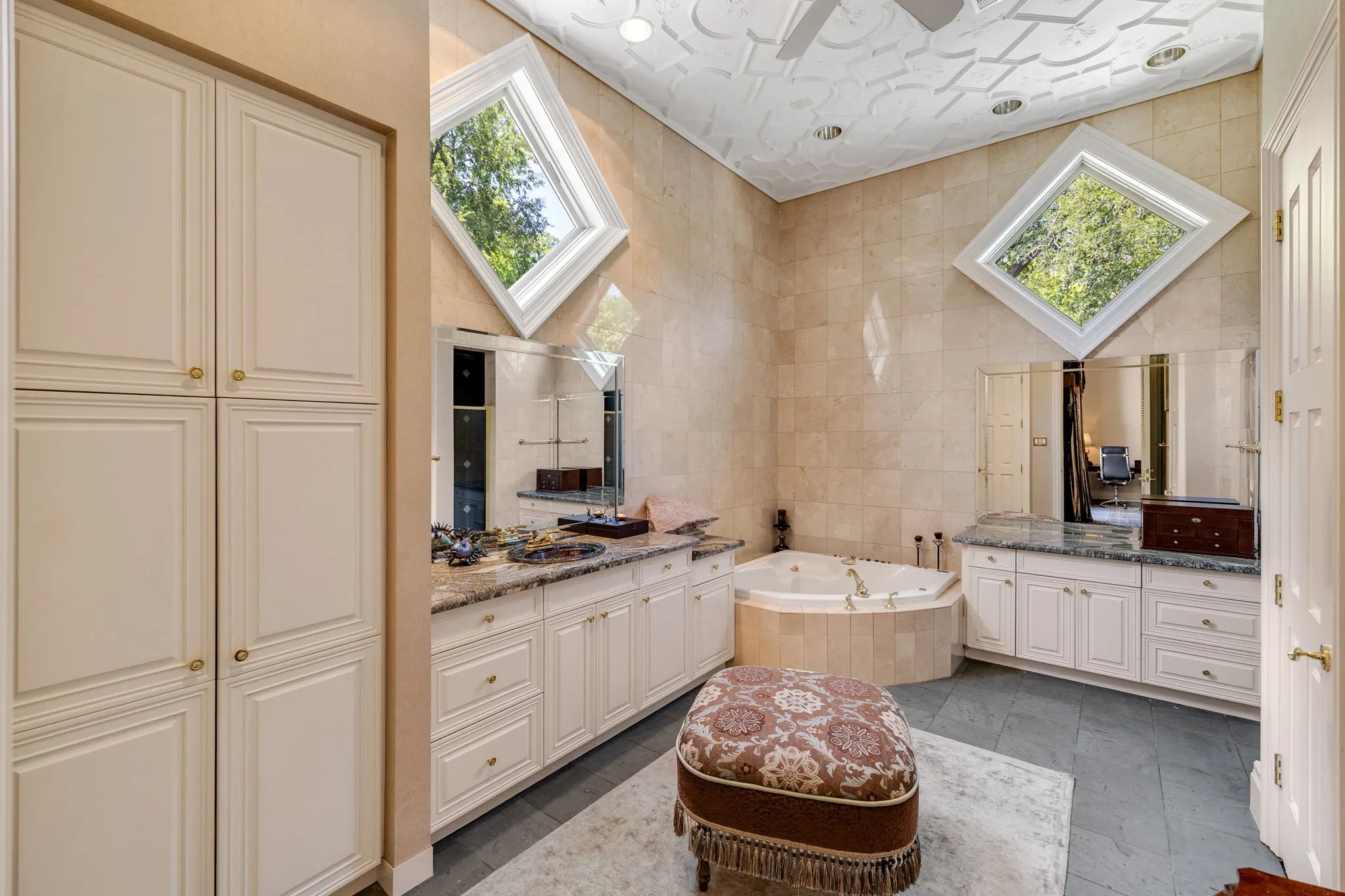 Single Family Residence For Sale in Tarrant County , 6704 Blair Court, Benbrook, Texas 76132, 4 Bedroom, 6 Bathroom, 5 Garage spaces, 9,275 Sqft, built in 1991, mls#21374264, Real Estate Agent in Benbrook, Homes For Sale in Tarrant county, Homes For Sale in Benbrook, Realtor in Benbrook Texas, Real Estate Brokerage Independent Realty Texas, Luminita Cordes Realtor