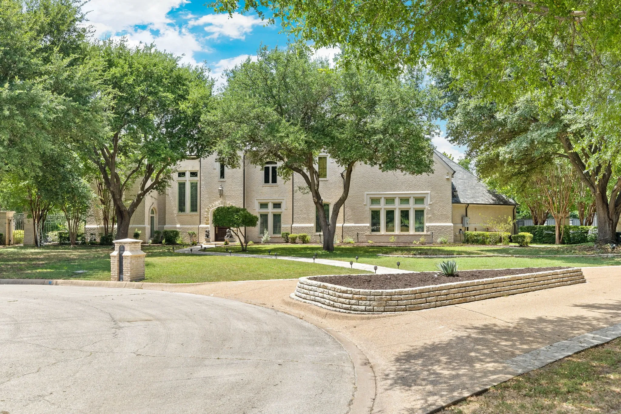 Single Family Residence For Sale in Tarrant County , 6704 Blair Court, Benbrook, Texas 76132, 4 Bedroom, 6 Bathroom, 5 Garage spaces, 9,275 Sqft, built in 1991, mls#21374264, Real Estate Agent in Benbrook, Homes For Sale in Tarrant county, Homes For Sale in Benbrook, Realtor in Benbrook Texas, Real Estate Brokerage Independent Realty Texas, Luminita Cordes Realtor
