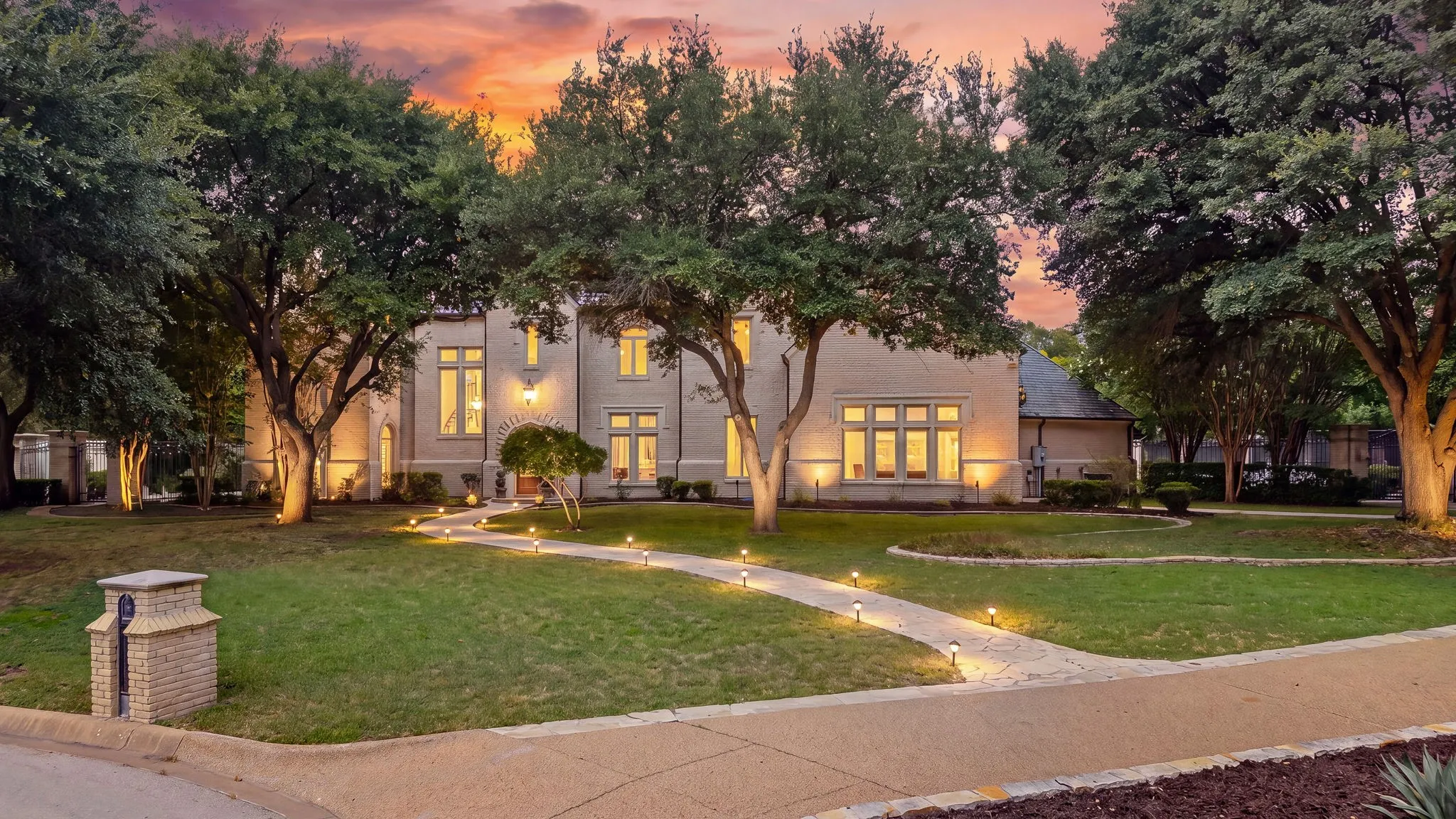Single Family Residence For Sale in Tarrant County , 6704 Blair Court, Benbrook, Texas 76132, 4 Bedroom, 6 Bathroom, 5 Garage spaces, 9,275 Sqft, built in 1991, mls#21374264, Real Estate Agent in Benbrook, Homes For Sale in Tarrant county, Homes For Sale in Benbrook, Realtor in Benbrook Texas, Real Estate Brokerage Independent Realty Texas, Luminita Cordes Realtor