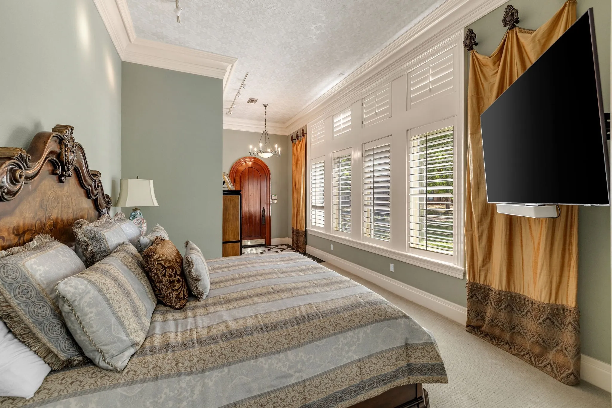 Single Family Residence For Sale in Tarrant County , 6704 Blair Court, Benbrook, Texas 76132, 4 Bedroom, 6 Bathroom, 5 Garage spaces, 9,275 Sqft, built in 1991, mls#21374264, Real Estate Agent in Benbrook, Homes For Sale in Tarrant county, Homes For Sale in Benbrook, Realtor in Benbrook Texas, Real Estate Brokerage Independent Realty Texas, Luminita Cordes Realtor