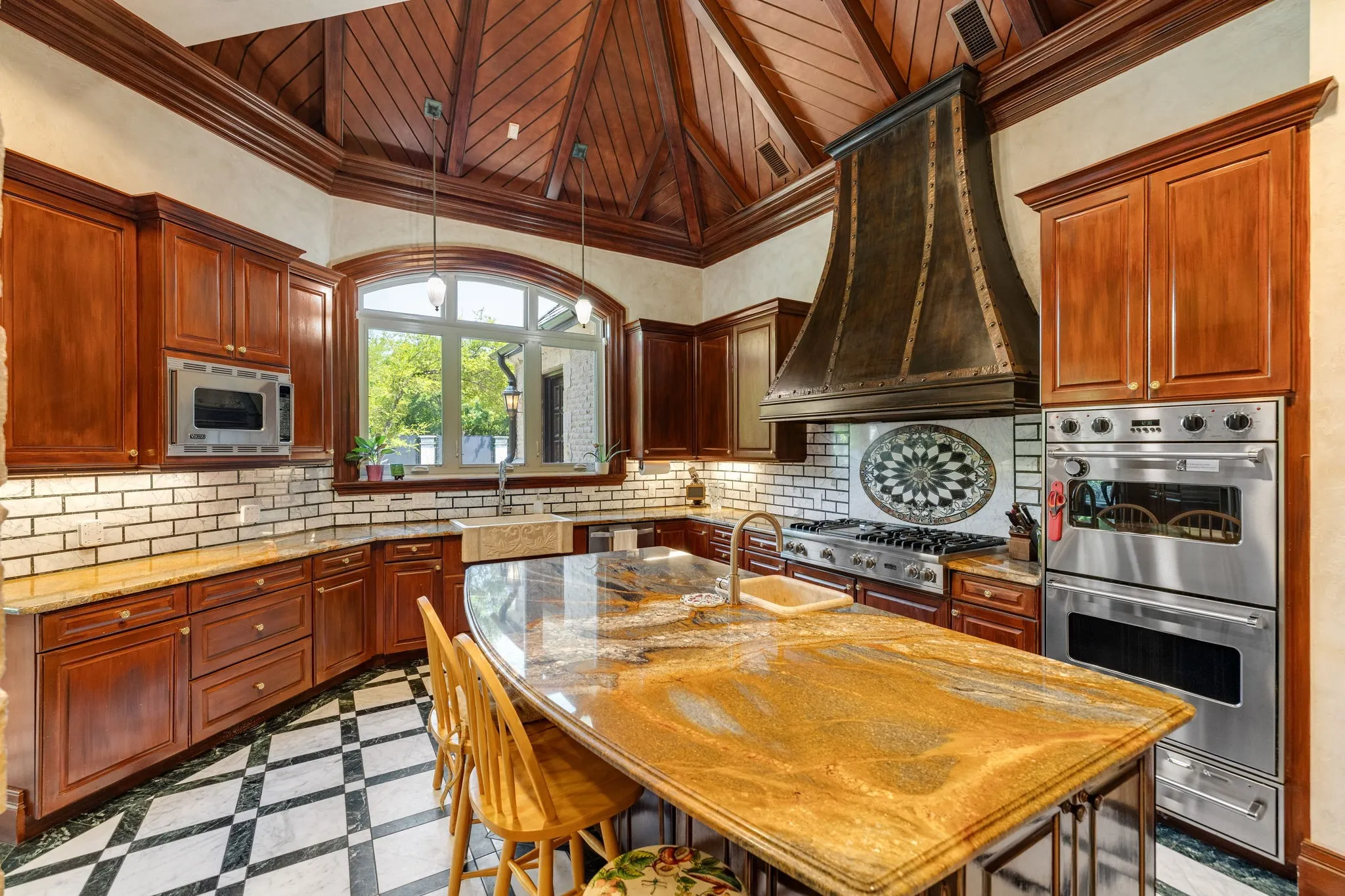 Single Family Residence For Sale in Tarrant County , 6704 Blair Court, Benbrook, Texas 76132, 4 Bedroom, 6 Bathroom, 5 Garage spaces, 9,275 Sqft, built in 1991, mls#21374264, Real Estate Agent in Benbrook, Homes For Sale in Tarrant county, Homes For Sale in Benbrook, Realtor in Benbrook Texas, Real Estate Brokerage Independent Realty Texas, Luminita Cordes Realtor
