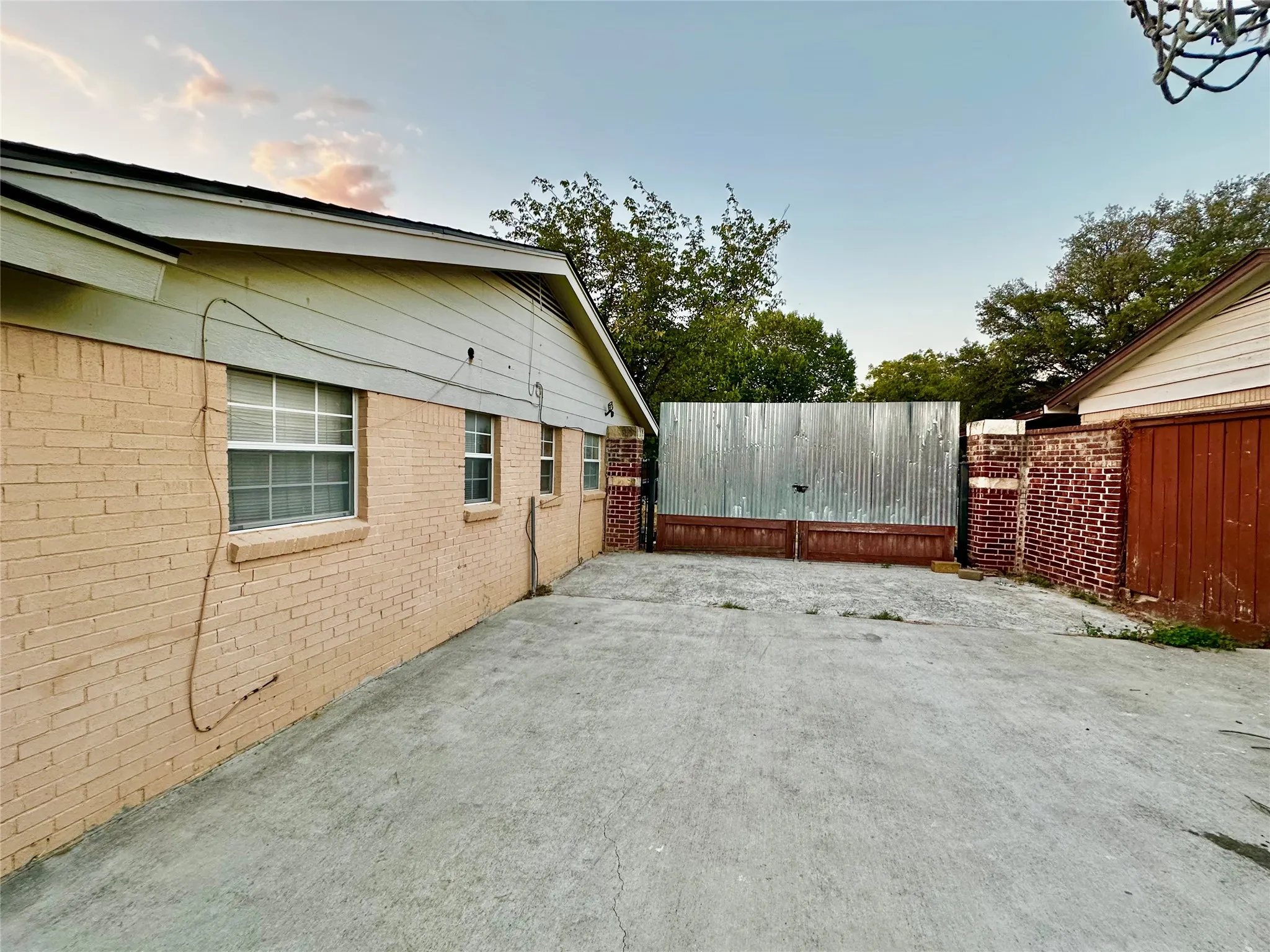 Single Family Residence For Sale in Tarrant County , 4408 Hunter Street, Haltom City, Texas 76117, 3 Bedroom, 2 Bathroom, 2 Garage spaces, 1,098 Sqft, built in 1963, mls#21375735, Real Estate Agent in Haltom City, Homes For Sale in Tarrant county, Homes For Sale in Haltom City, Realtor in Haltom City Texas, Real Estate Brokerage Independent Realty Texas, Luminita Cordes Realtor