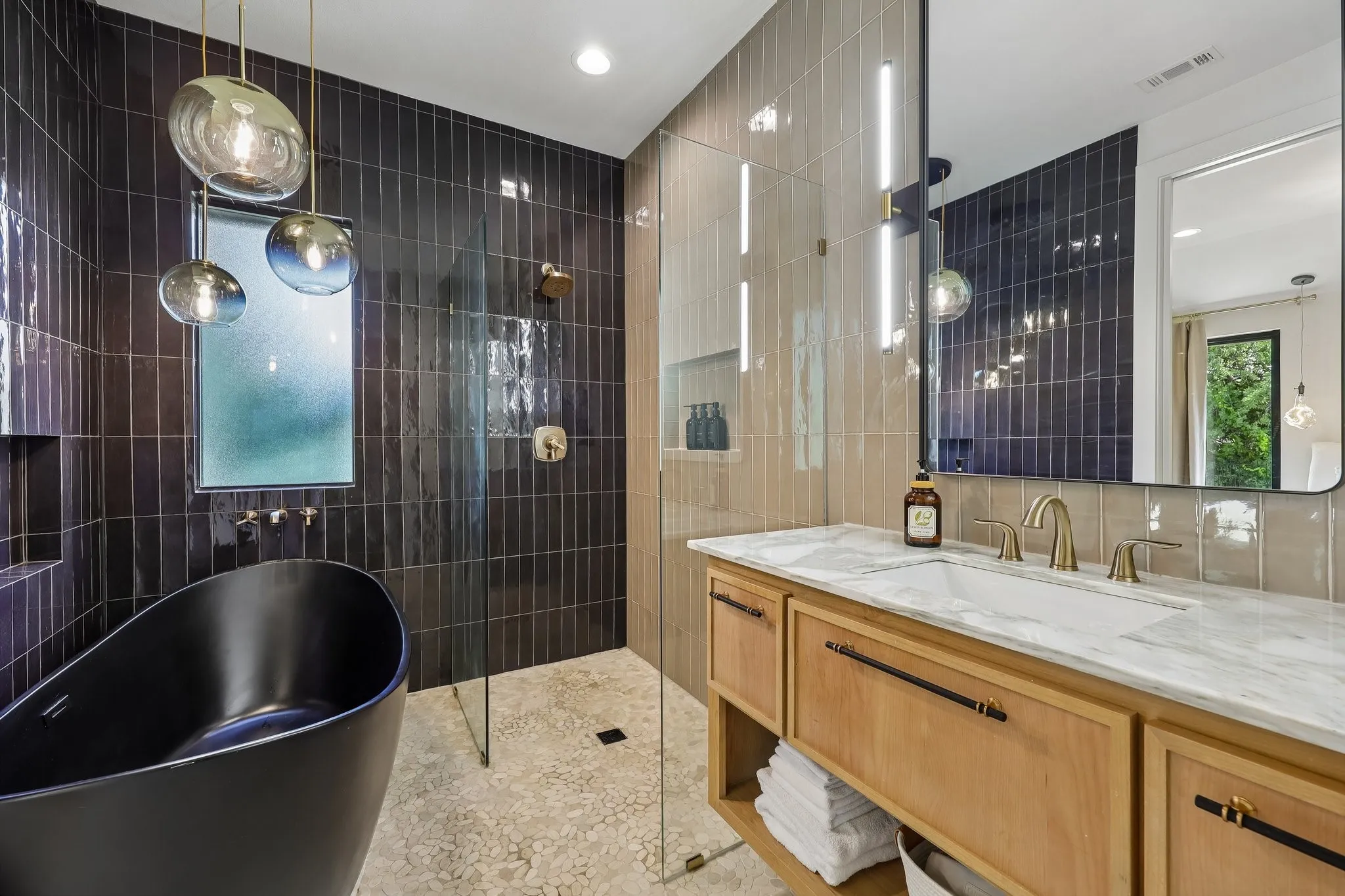 spa-inspired master bath featuring an extra-deep soaking tub,
spacious wet-room shower, sink with plenty of counter space.