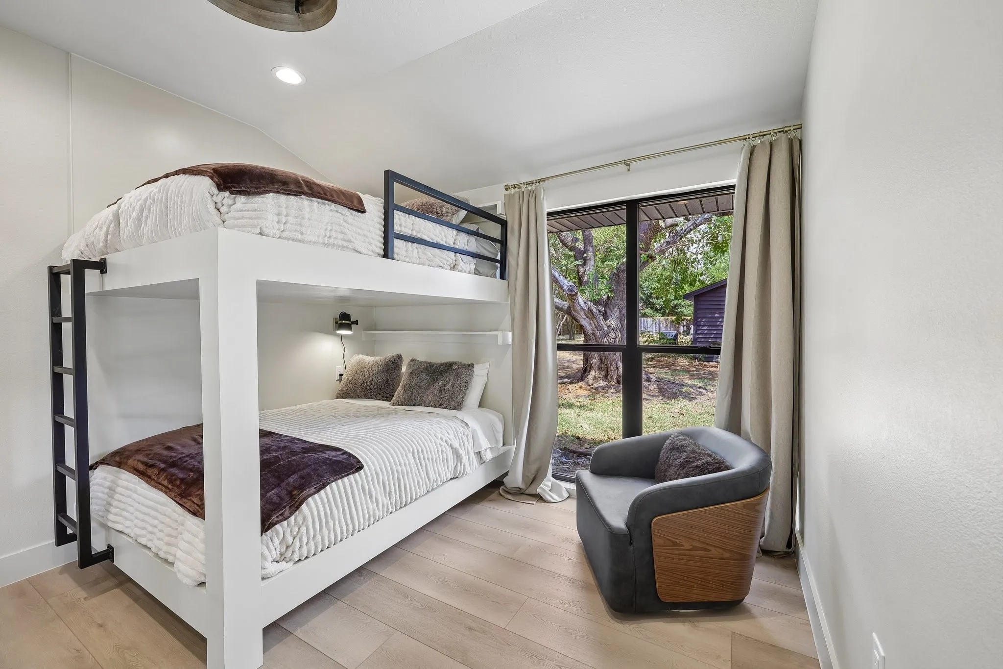 One queen-over-queen bunk bed sleeps up to 4 guests. Every bed includes its own
reading light, charging outlet, and bedside ledge.