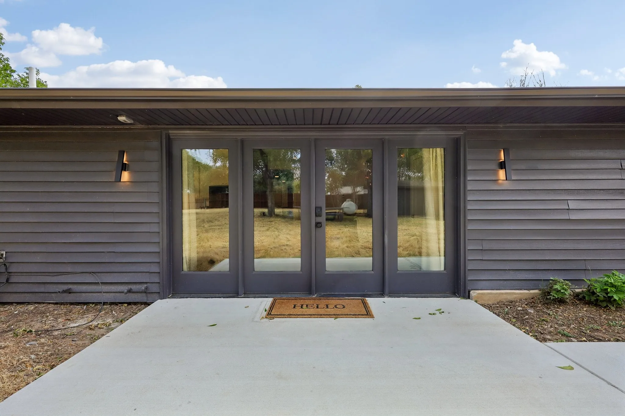 Welcome to the guest house with big open patio & lots of windows.