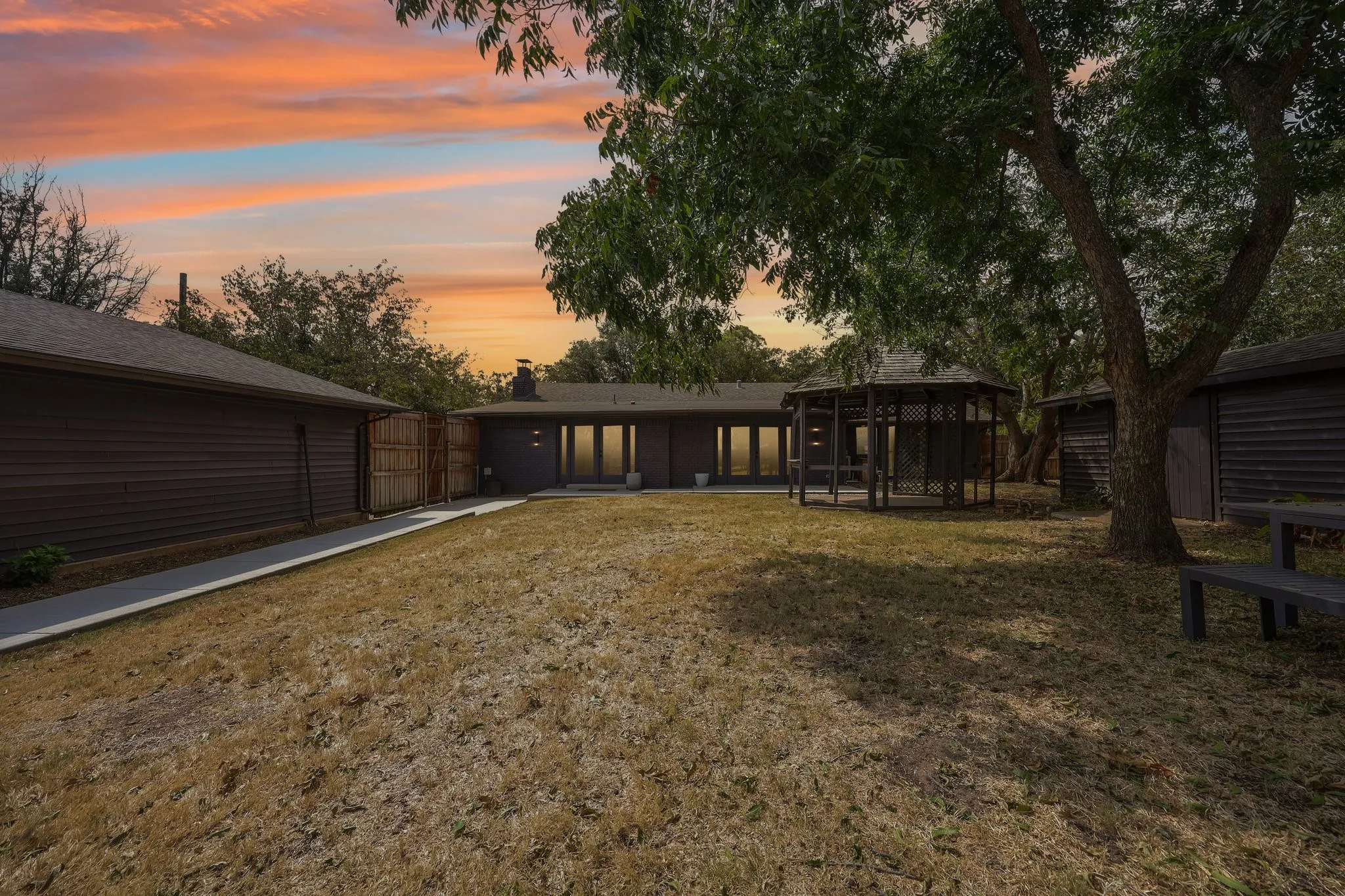 Imagine owning your own family compound, Short term rental business or a hybrid, living in one & renting out the other- long, mid or short term. You decide!