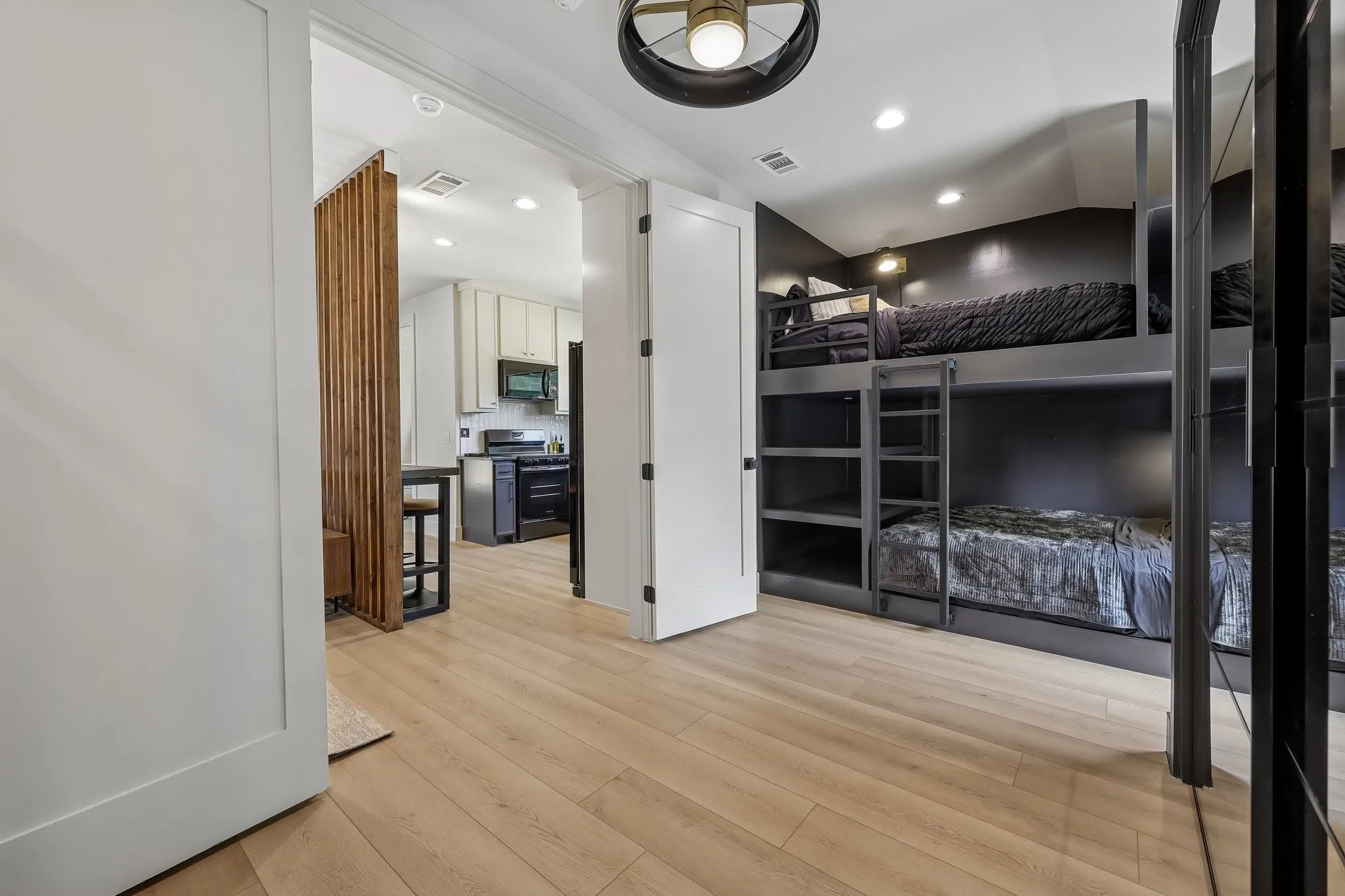 ***BE SURE TO CHECK OUT  THE VIRTUAL TOUR***