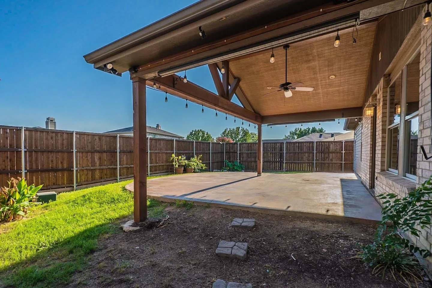 For Sale in Tarrant County , 5432 Camarillo Drive, Fort Worth, Texas 76244, 4 Bedroom, 2 Bathroom, 2 Garage spaces, 2,091 Sqft, built in 2002, mls#21360344, Real Estate Agent in Fort Worth, Homes For Sale in Tarrant county, Homes For Sale in Fort Worth, Realtor in Fort Worth Texas, Real Estate Brokerage Independent Realty Texas, Luminita Cordes Realtor