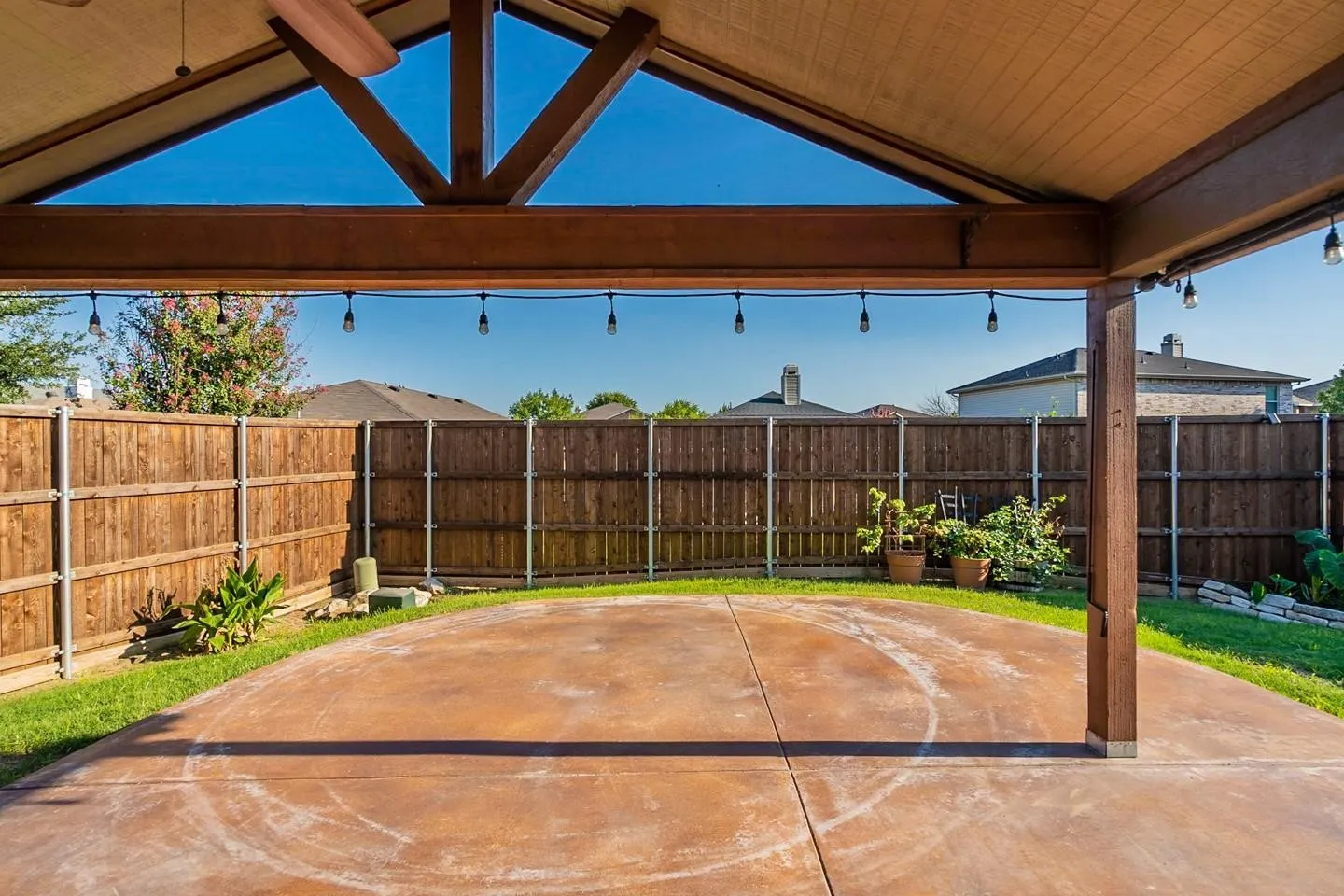 For Sale in Tarrant County , 5432 Camarillo Drive, Fort Worth, Texas 76244, 4 Bedroom, 2 Bathroom, 2 Garage spaces, 2,091 Sqft, built in 2002, mls#21360344, Real Estate Agent in Fort Worth, Homes For Sale in Tarrant county, Homes For Sale in Fort Worth, Realtor in Fort Worth Texas, Real Estate Brokerage Independent Realty Texas, Luminita Cordes Realtor