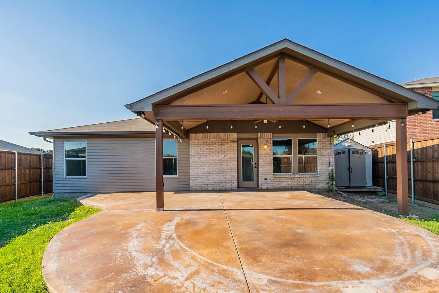 For Sale in Tarrant County , 5432 Camarillo Drive, Fort Worth, Texas 76244, 4 Bedroom, 2 Bathroom, 2 Garage spaces, 2,091 Sqft, built in 2002, mls#21360344, Real Estate Agent in Fort Worth, Homes For Sale in Tarrant county, Homes For Sale in Fort Worth, Realtor in Fort Worth Texas, Real Estate Brokerage Independent Realty Texas, Luminita Cordes Realtor