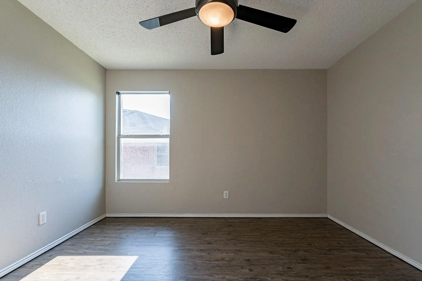 For Sale in Tarrant County , 5432 Camarillo Drive, Fort Worth, Texas 76244, 4 Bedroom, 2 Bathroom, 2 Garage spaces, 2,091 Sqft, built in 2002, mls#21360344, Real Estate Agent in Fort Worth, Homes For Sale in Tarrant county, Homes For Sale in Fort Worth, Realtor in Fort Worth Texas, Real Estate Brokerage Independent Realty Texas, Luminita Cordes Realtor