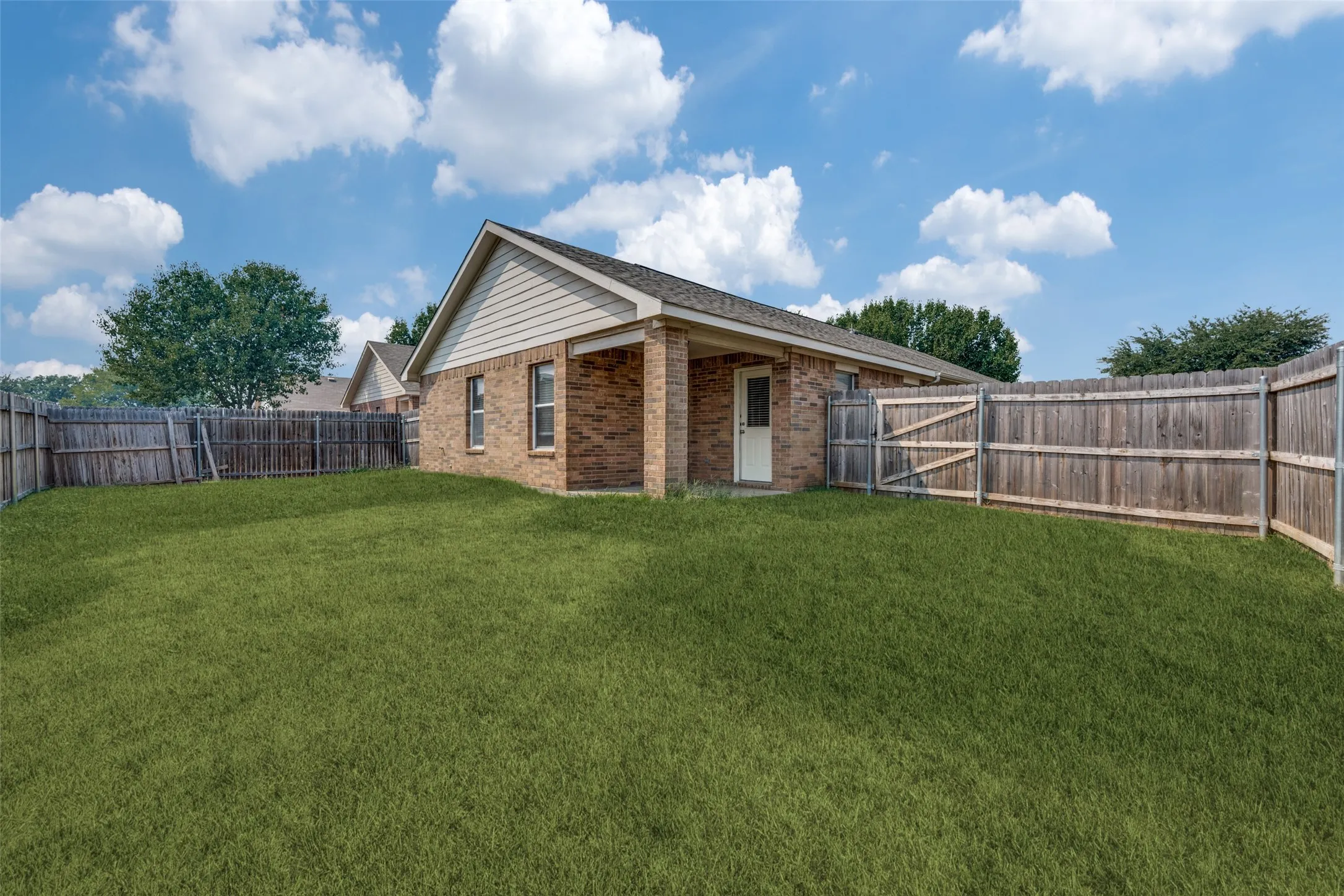 Single Family Residence For Rent in Tarrant County , 1105 Cottonwood Drive, Crowley, Texas 76036, 4 Bedroom, 2 Bathroom, 2 Garage spaces, 1,611 Sqft, built in 2005, mls#21368487, Real Estate Agent in Crowley, Homes For Rent in Tarrant county, Homes For Rent in Crowley, Realtor in Crowley Texas, Real Estate Brokerage Independent Realty Texas, Luminita Cordes Realtor