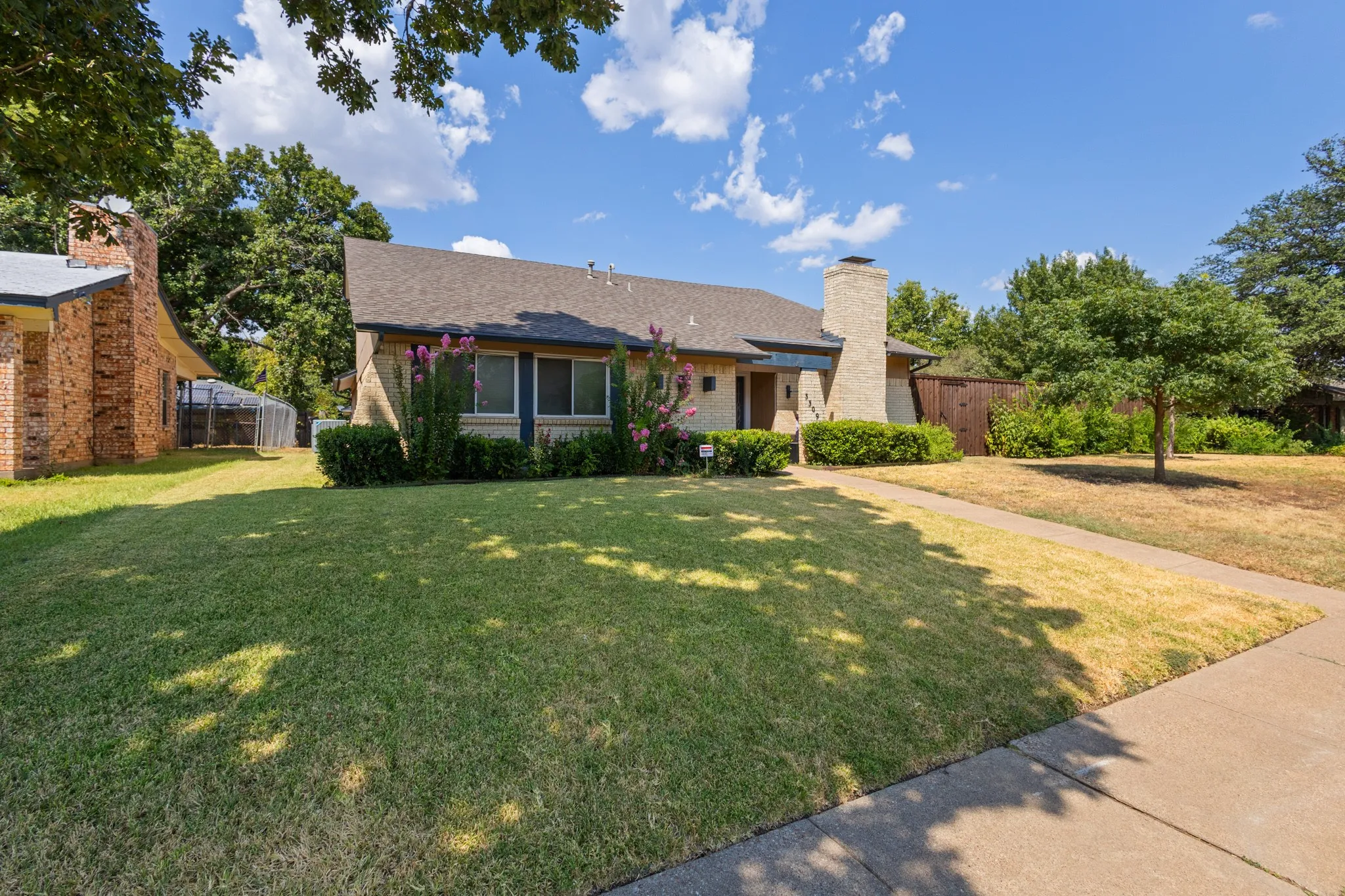 Single Family Residence For Sale in Collin County , 3309 E Park Boulevard, Plano, Texas 75074, 4 Bedroom, 3 Bathroom, 2 Garage spaces, 2,412 Sqft, built in 1976, mls#21375732, Real Estate Agent in Plano, Homes For Sale in Collin county, Homes For Sale in Plano, Realtor in Plano Texas, Real Estate Brokerage Independent Realty Texas, Luminita Cordes Realtor