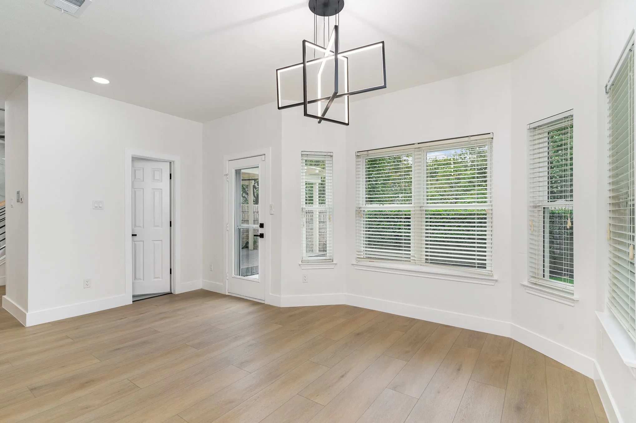 Single Family Residence For Rent in Collin County , 17732 Windflower Way, Dallas, Texas 75252, 3 Bedroom, 3 Bathroom, 2 Garage spaces, 2,209 Sqft, built in 1991, mls#21375752, Real Estate Agent in Dallas, Homes For Rent in Collin county, Homes For Rent in Dallas, Realtor in Dallas Texas, Real Estate Brokerage Independent Realty Texas, Luminita Cordes Realtor