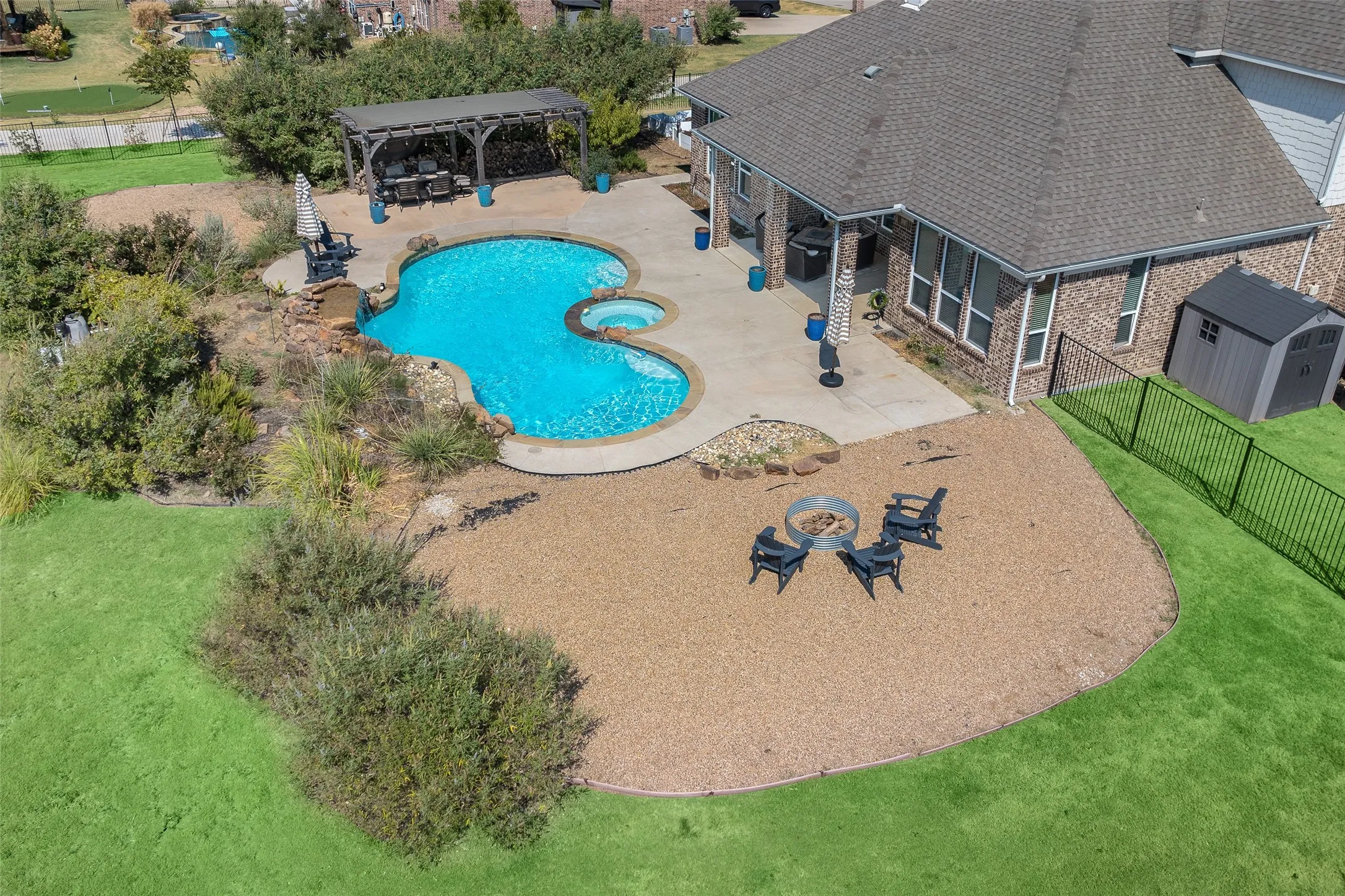 Freeform swimming pool with integrated spa