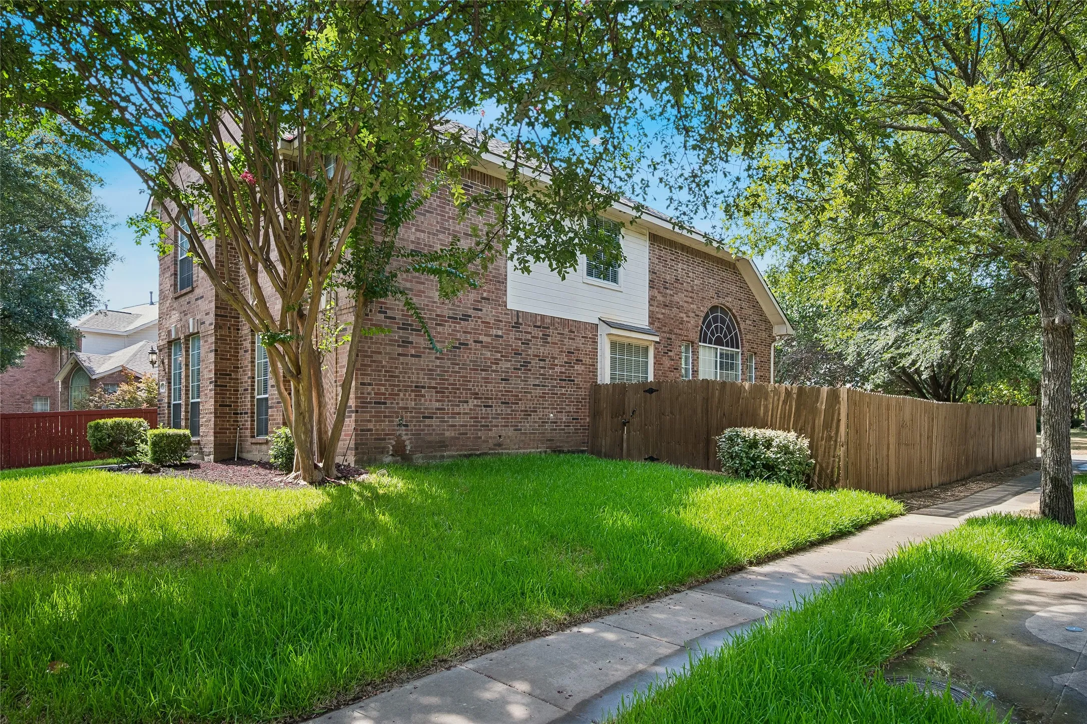 Single Family Residence For Sale in Collin County , 3029 Golden Gate Drive, Plano, Texas 75025, 4 Bedroom, 4 Bathroom, 2 Garage spaces, 2,763 Sqft, built in 1997, mls#21371178, Real Estate Agent in Plano, Homes For Sale in Collin county, Homes For Sale in Plano, Realtor in Plano Texas, Real Estate Brokerage Independent Realty Texas, Luminita Cordes Realtor