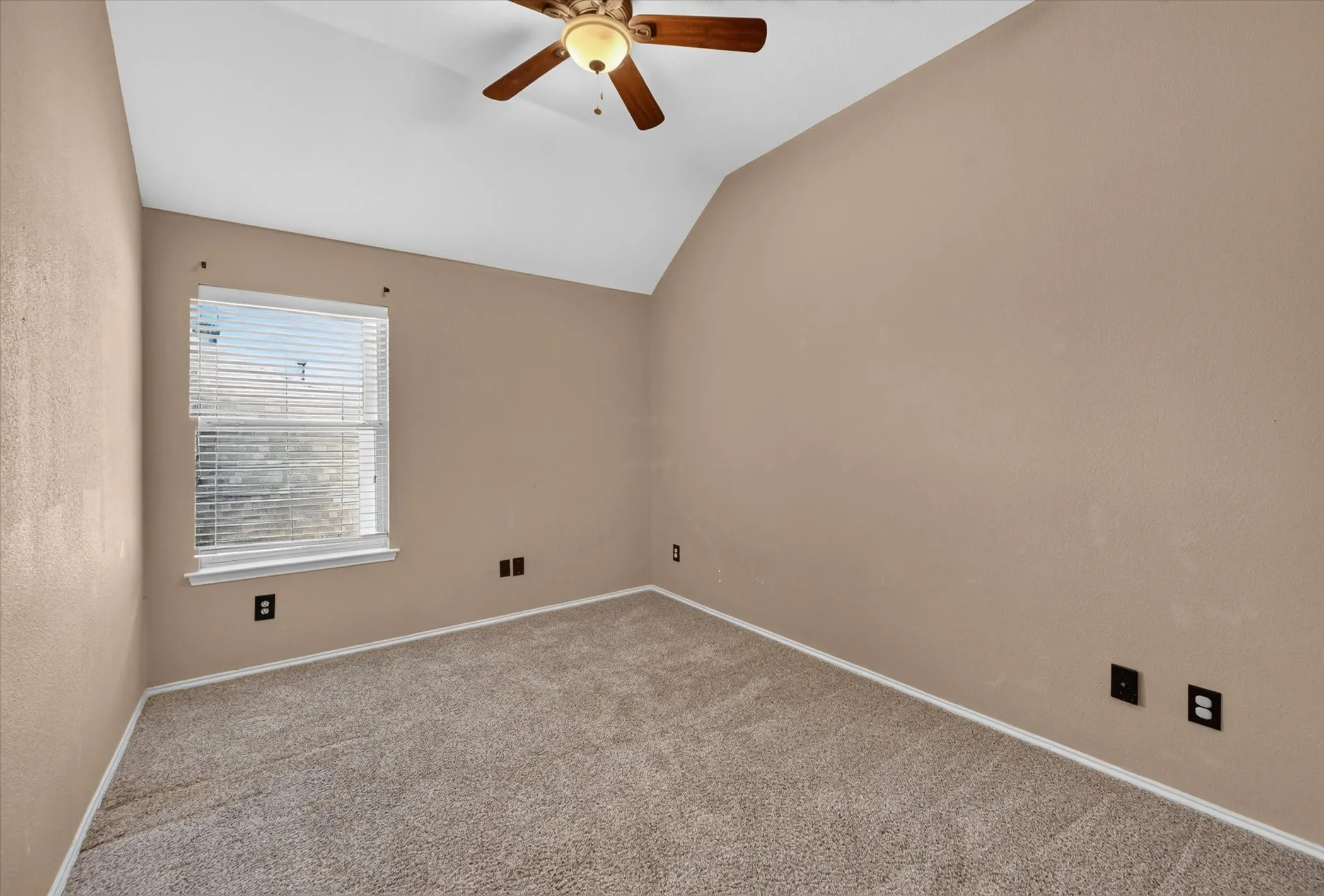 Single Family Residence For Sale in Collin County , 9300 Bedford Lane, Mc Kinney, Texas 75071, 5 Bedroom, 3 Bathroom, 2 Garage spaces, 3,138 Sqft, built in 2000, mls#21374108, Real Estate Agent in Mc Kinney, Homes For Sale in Collin county, Homes For Sale in Mc Kinney, Realtor in Mc Kinney Texas, Real Estate Brokerage Independent Realty Texas, Luminita Cordes Realtor
