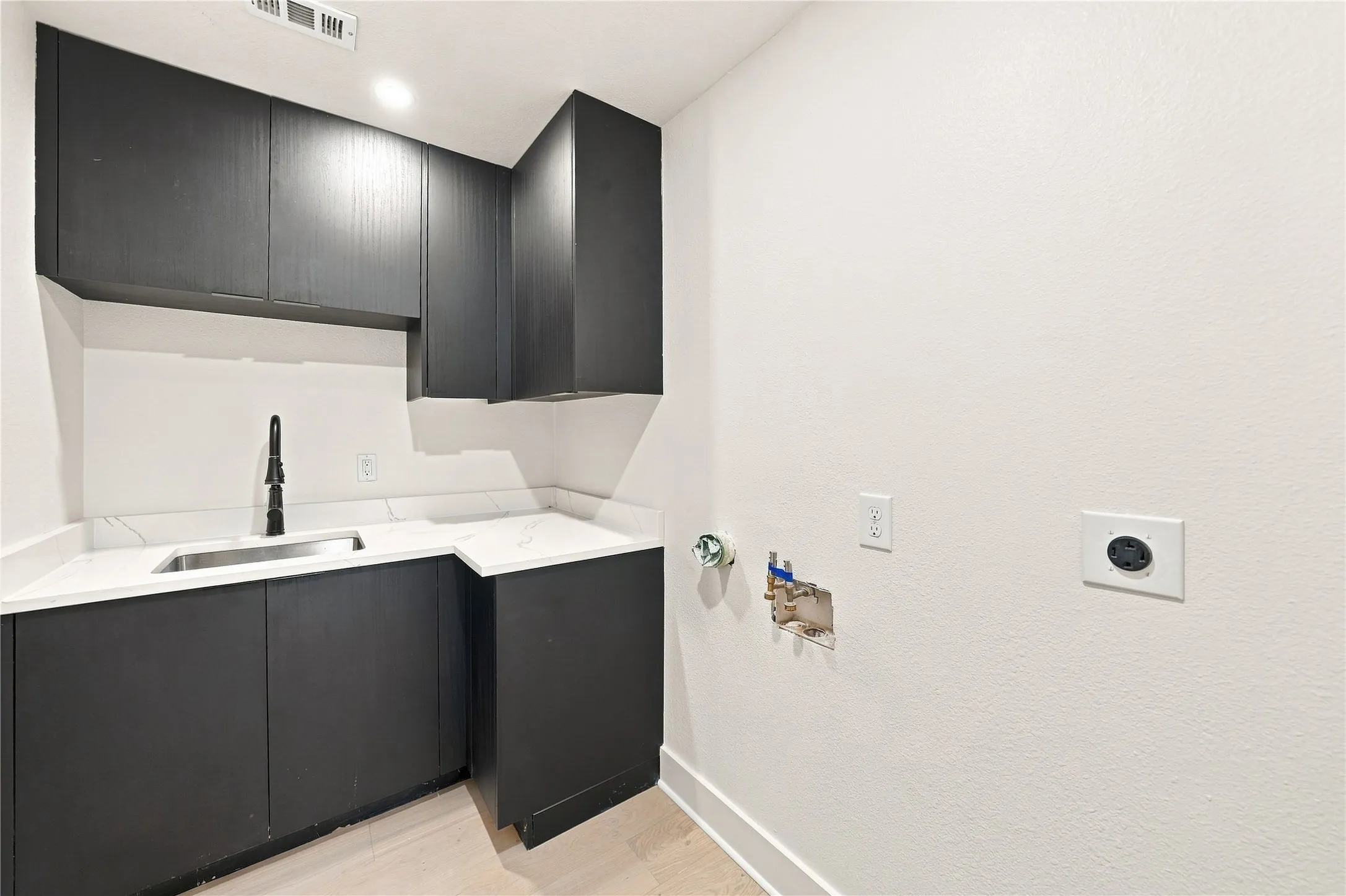 Single Family Residence For Sale in Dallas County , 16212 Spring Creek Road, Dallas, Texas 75248, 4 Bedroom, 4 Bathroom, 2 Garage spaces, 3,255 Sqft, built in 1975, mls#21375754, Real Estate Agent in Dallas, Homes For Sale in Dallas county, Homes For Sale in Dallas, Realtor in Dallas Texas, Real Estate Brokerage Independent Realty Texas, Luminita Cordes Realtor