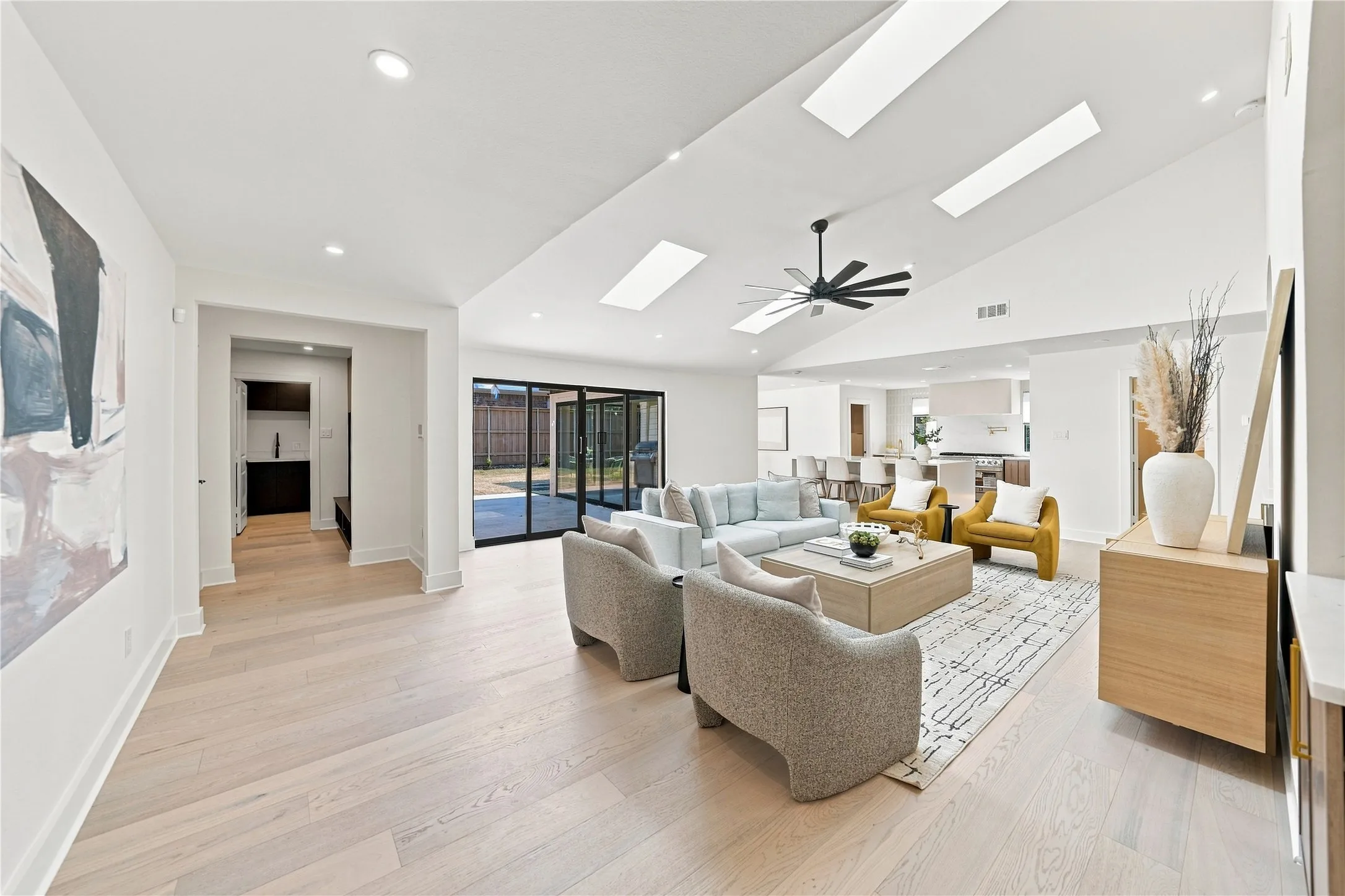 Single Family Residence For Sale in Dallas County , 16212 Spring Creek Road, Dallas, Texas 75248, 4 Bedroom, 4 Bathroom, 2 Garage spaces, 3,255 Sqft, built in 1975, mls#21375754, Real Estate Agent in Dallas, Homes For Sale in Dallas county, Homes For Sale in Dallas, Realtor in Dallas Texas, Real Estate Brokerage Independent Realty Texas, Luminita Cordes Realtor