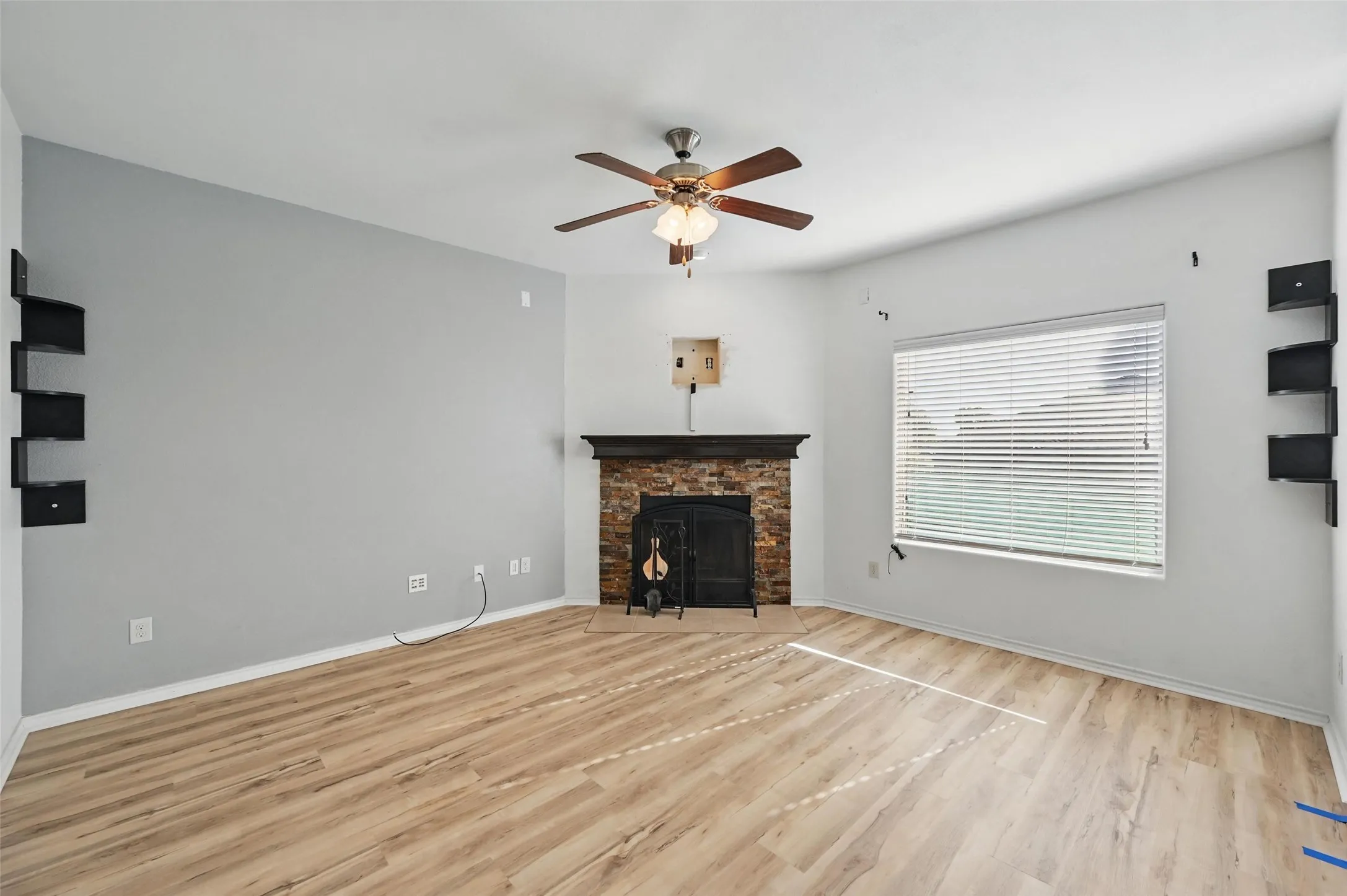 Single Family Residence For Rent in Tarrant County , 704 San Miguel Trail, Fort Worth, Texas 76052, 4 Bedroom, 2 Bathroom, 2 Garage spaces, 1,818 Sqft, built in 2013, mls#21373436, Real Estate Agent in Fort Worth, Homes For Rent in Tarrant county, Homes For Rent in Fort Worth, Realtor in Fort Worth Texas, Real Estate Brokerage Independent Realty Texas, Luminita Cordes Realtor