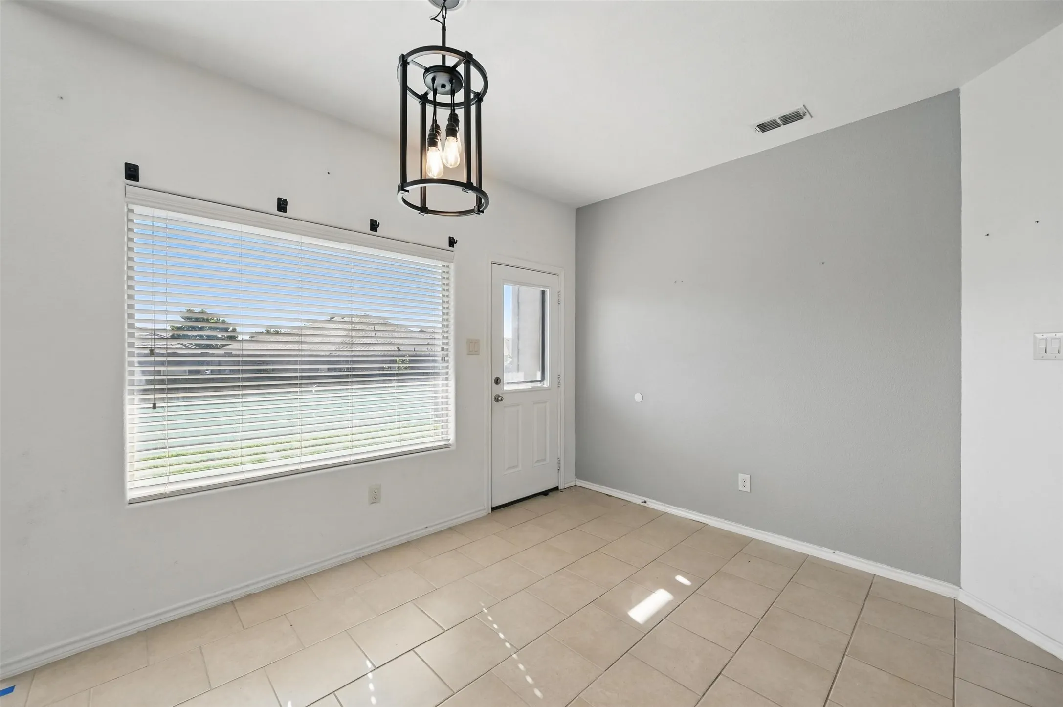 Single Family Residence For Rent in Tarrant County , 704 San Miguel Trail, Fort Worth, Texas 76052, 4 Bedroom, 2 Bathroom, 2 Garage spaces, 1,818 Sqft, built in 2013, mls#21373436, Real Estate Agent in Fort Worth, Homes For Rent in Tarrant county, Homes For Rent in Fort Worth, Realtor in Fort Worth Texas, Real Estate Brokerage Independent Realty Texas, Luminita Cordes Realtor