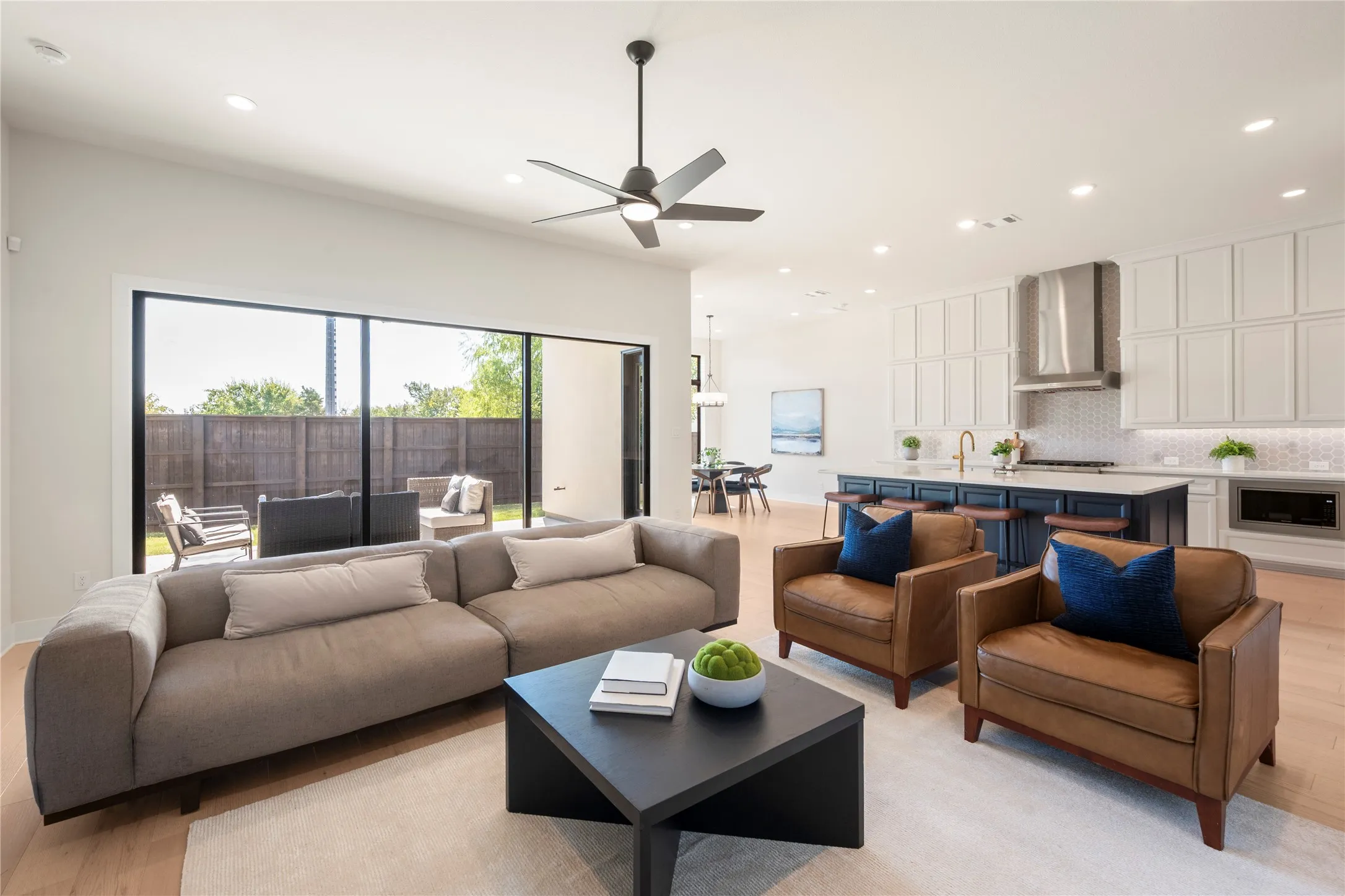 Balanced flow from the living area, kitchen and outdoor space.