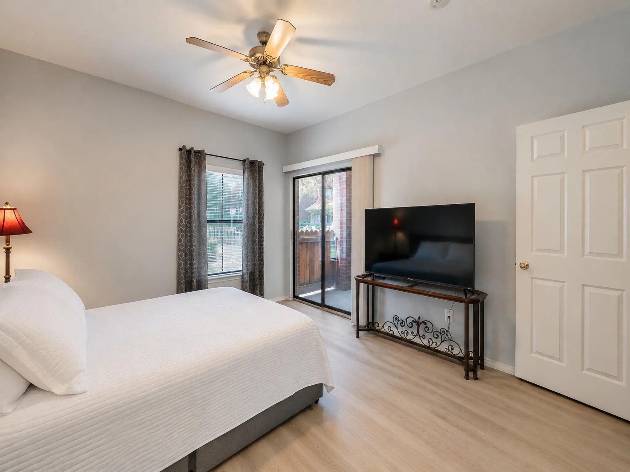 Condominium For Sale in Tarrant County , 3212 Donnelly Circle 501, Fort Worth, Texas 76107, 2 Bedroom, 2 Bathroom, Garage spaces, 1,069 Sqft, built in 1984, mls#21374702, Real Estate Agent in Fort Worth, Homes For Sale in Tarrant county, Homes For Sale in Fort Worth, Realtor in Fort Worth Texas, Real Estate Brokerage Independent Realty Texas, Luminita Cordes Realtor