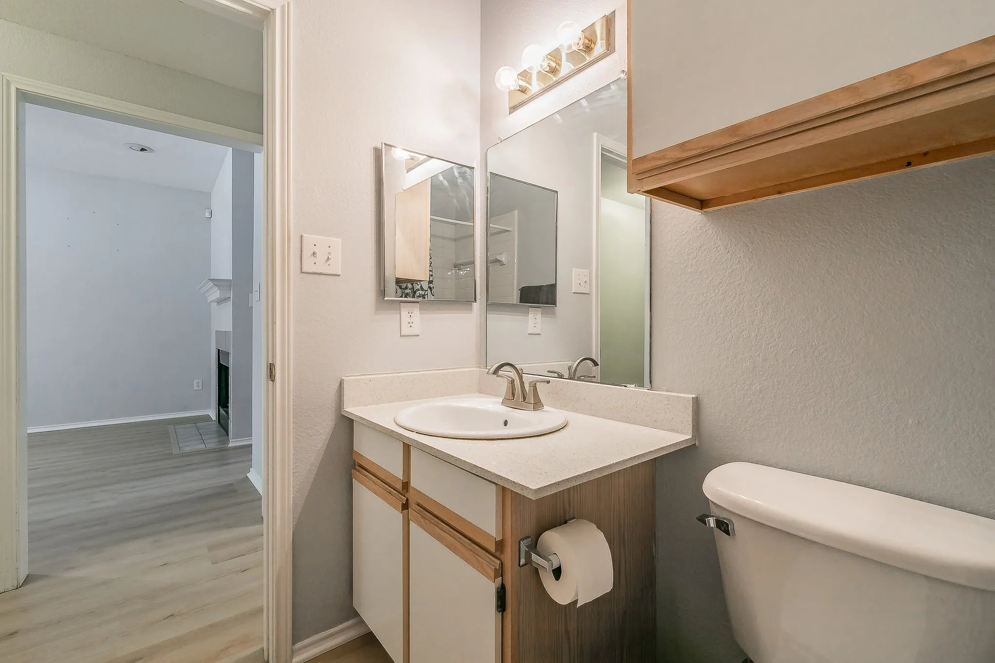 Condominium For Sale in Tarrant County , 3212 Donnelly Circle 501, Fort Worth, Texas 76107, 2 Bedroom, 2 Bathroom, Garage spaces, 1,069 Sqft, built in 1984, mls#21374702, Real Estate Agent in Fort Worth, Homes For Sale in Tarrant county, Homes For Sale in Fort Worth, Realtor in Fort Worth Texas, Real Estate Brokerage Independent Realty Texas, Luminita Cordes Realtor