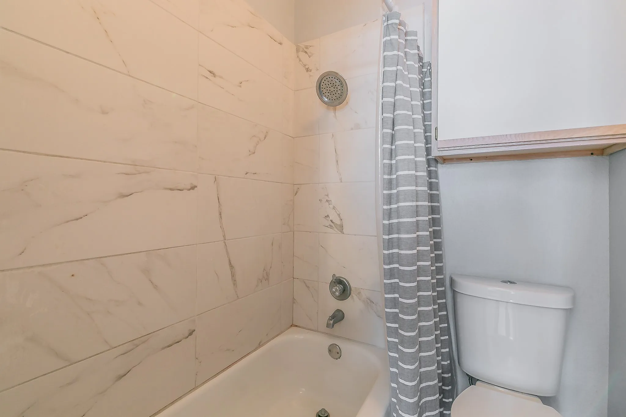 Condominium For Sale in Tarrant County , 3212 Donnelly Circle 501, Fort Worth, Texas 76107, 2 Bedroom, 2 Bathroom, Garage spaces, 1,069 Sqft, built in 1984, mls#21374702, Real Estate Agent in Fort Worth, Homes For Sale in Tarrant county, Homes For Sale in Fort Worth, Realtor in Fort Worth Texas, Real Estate Brokerage Independent Realty Texas, Luminita Cordes Realtor