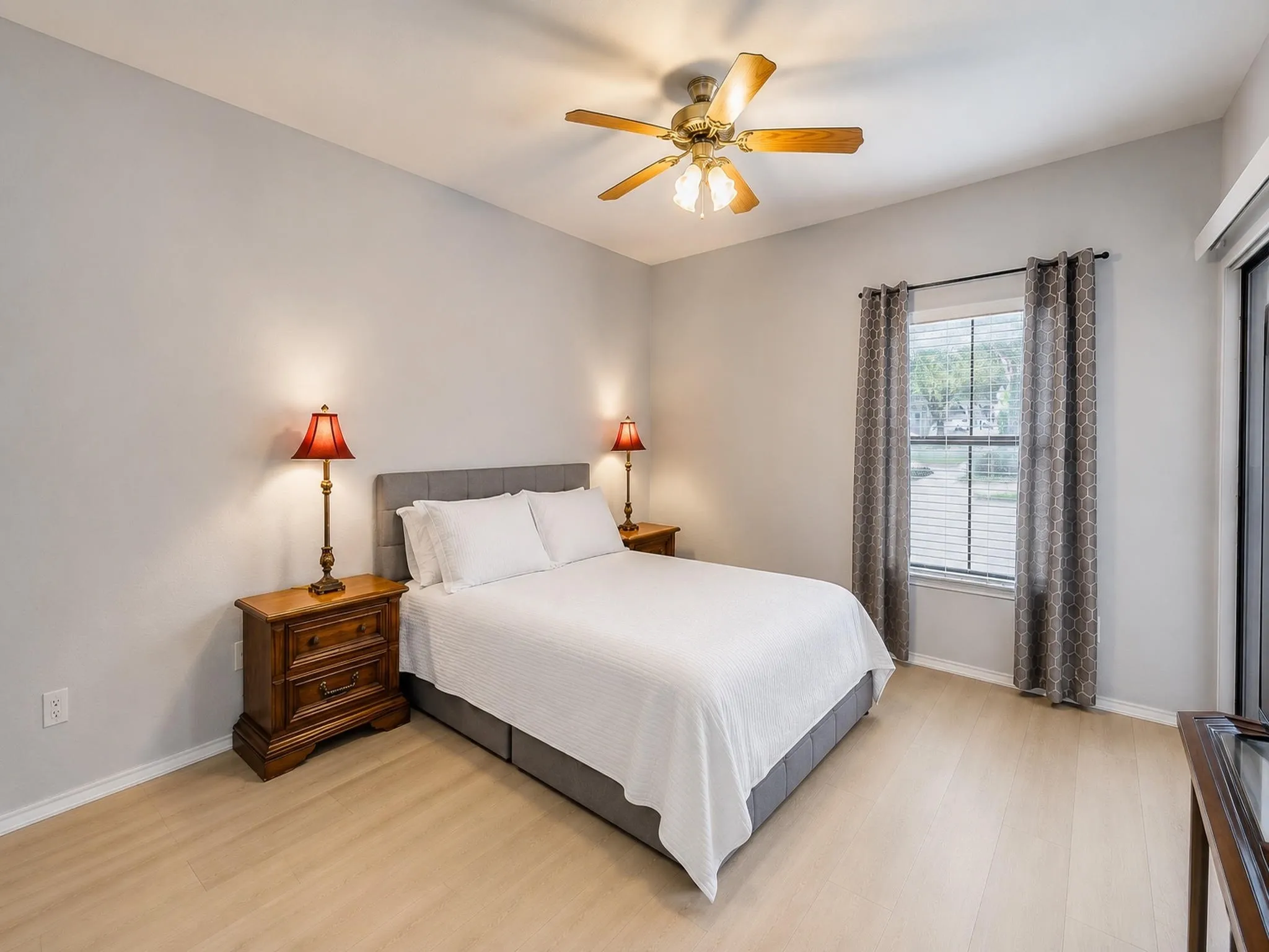 Condominium For Sale in Tarrant County , 3212 Donnelly Circle 501, Fort Worth, Texas 76107, 2 Bedroom, 2 Bathroom, Garage spaces, 1,069 Sqft, built in 1984, mls#21374702, Real Estate Agent in Fort Worth, Homes For Sale in Tarrant county, Homes For Sale in Fort Worth, Realtor in Fort Worth Texas, Real Estate Brokerage Independent Realty Texas, Luminita Cordes Realtor