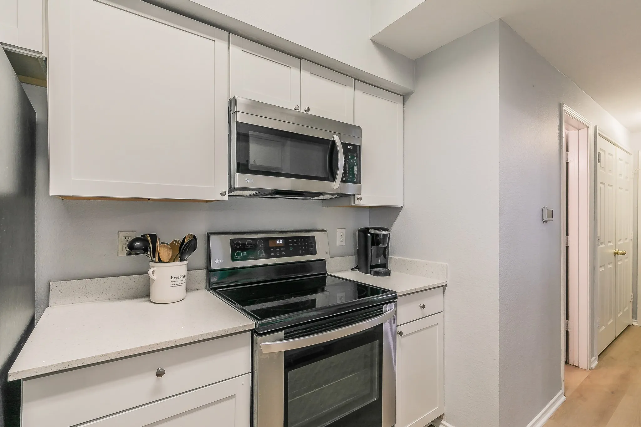 Condominium For Sale in Tarrant County , 3212 Donnelly Circle 501, Fort Worth, Texas 76107, 2 Bedroom, 2 Bathroom, Garage spaces, 1,069 Sqft, built in 1984, mls#21374702, Real Estate Agent in Fort Worth, Homes For Sale in Tarrant county, Homes For Sale in Fort Worth, Realtor in Fort Worth Texas, Real Estate Brokerage Independent Realty Texas, Luminita Cordes Realtor