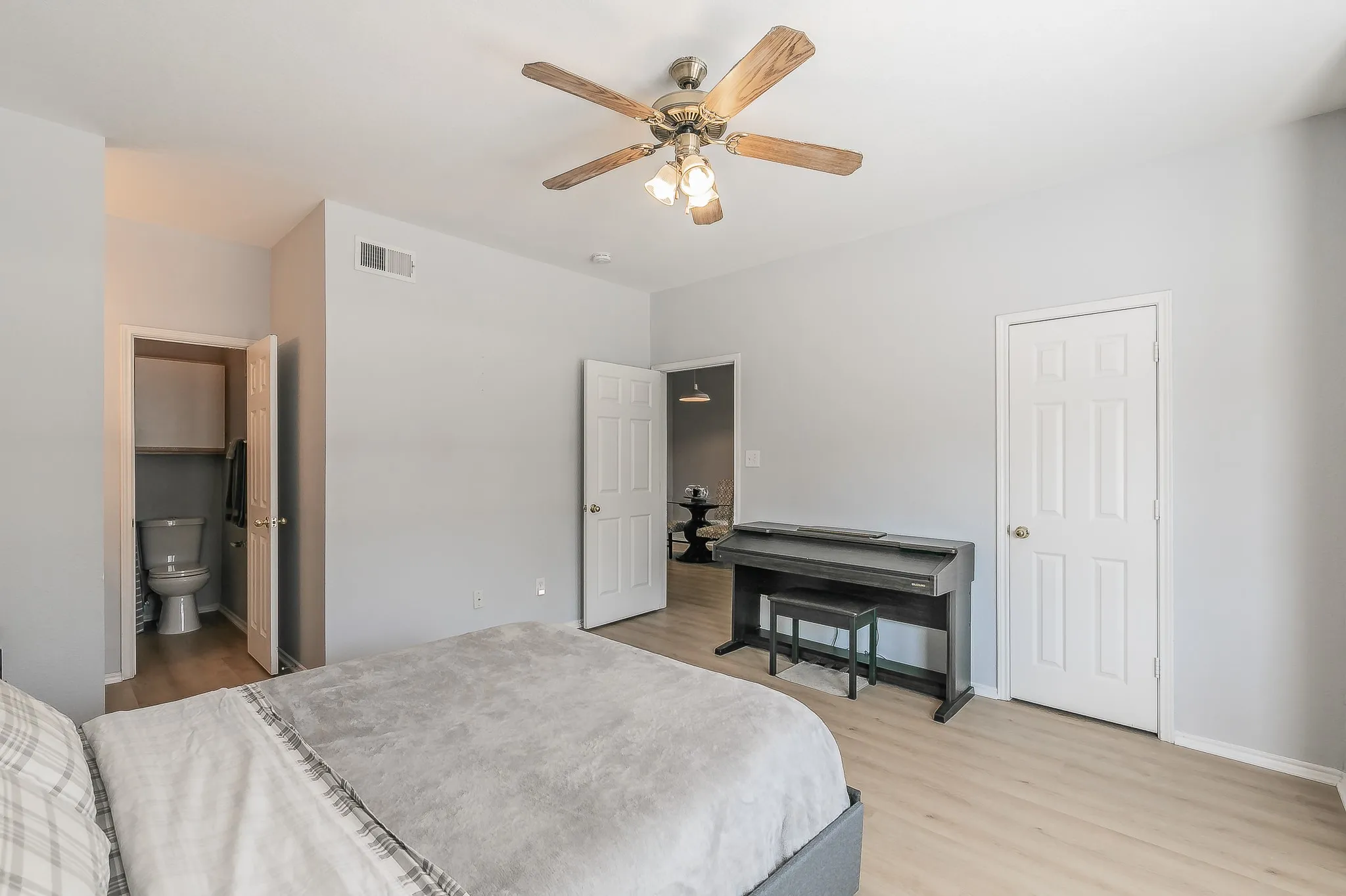 Condominium For Sale in Tarrant County , 3212 Donnelly Circle 501, Fort Worth, Texas 76107, 2 Bedroom, 2 Bathroom, Garage spaces, 1,069 Sqft, built in 1984, mls#21374702, Real Estate Agent in Fort Worth, Homes For Sale in Tarrant county, Homes For Sale in Fort Worth, Realtor in Fort Worth Texas, Real Estate Brokerage Independent Realty Texas, Luminita Cordes Realtor