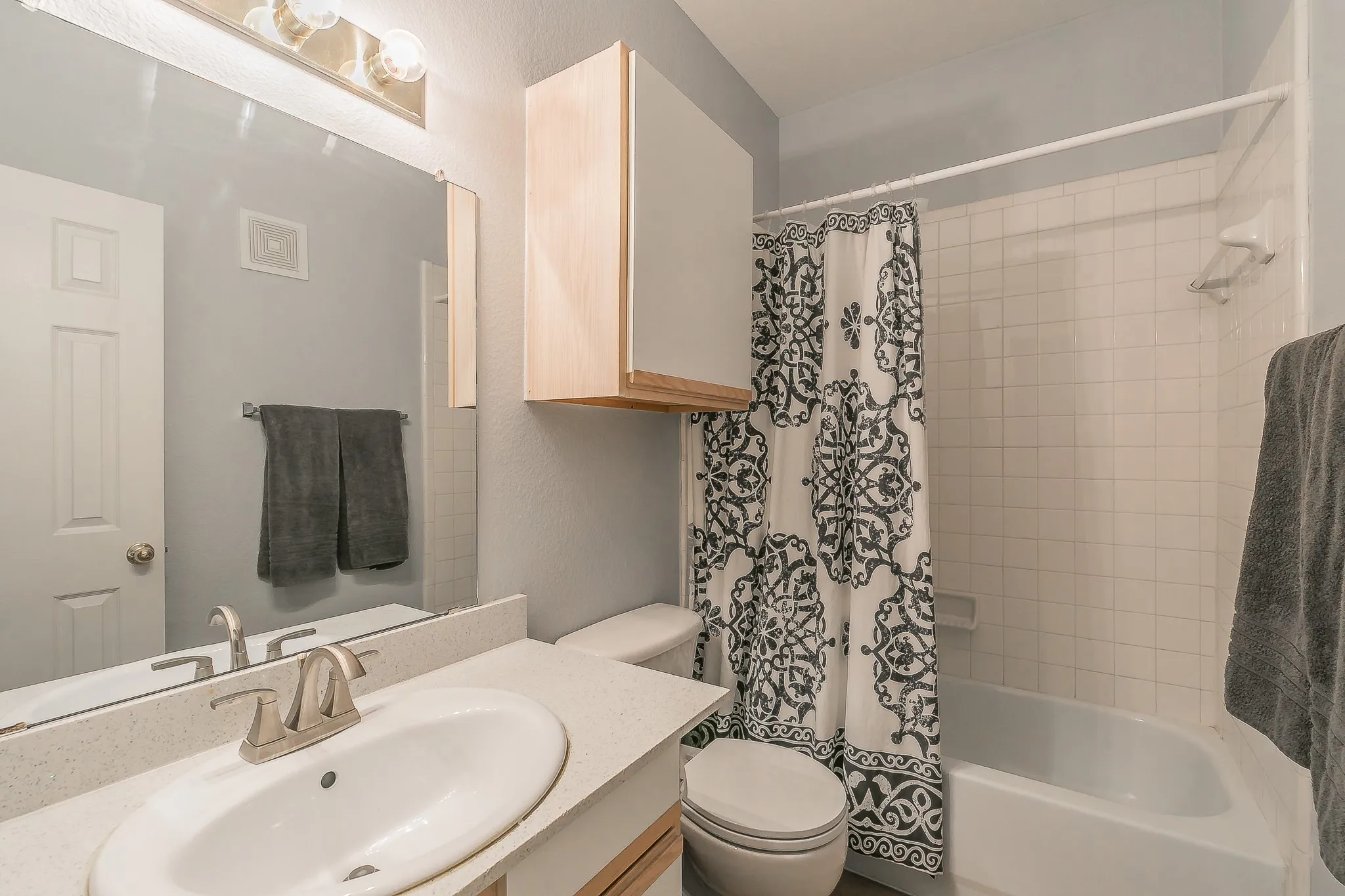 Condominium For Sale in Tarrant County , 3212 Donnelly Circle 501, Fort Worth, Texas 76107, 2 Bedroom, 2 Bathroom, Garage spaces, 1,069 Sqft, built in 1984, mls#21374702, Real Estate Agent in Fort Worth, Homes For Sale in Tarrant county, Homes For Sale in Fort Worth, Realtor in Fort Worth Texas, Real Estate Brokerage Independent Realty Texas, Luminita Cordes Realtor
