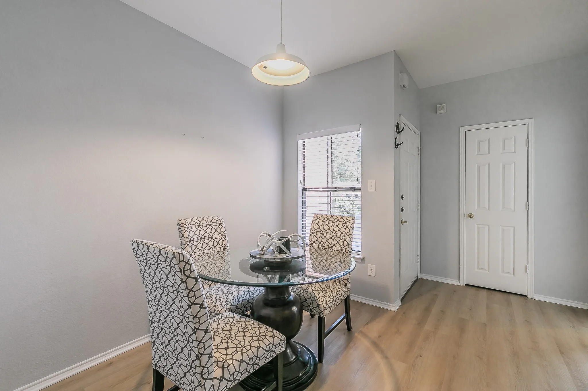 Condominium For Sale in Tarrant County , 3212 Donnelly Circle 501, Fort Worth, Texas 76107, 2 Bedroom, 2 Bathroom, Garage spaces, 1,069 Sqft, built in 1984, mls#21374702, Real Estate Agent in Fort Worth, Homes For Sale in Tarrant county, Homes For Sale in Fort Worth, Realtor in Fort Worth Texas, Real Estate Brokerage Independent Realty Texas, Luminita Cordes Realtor