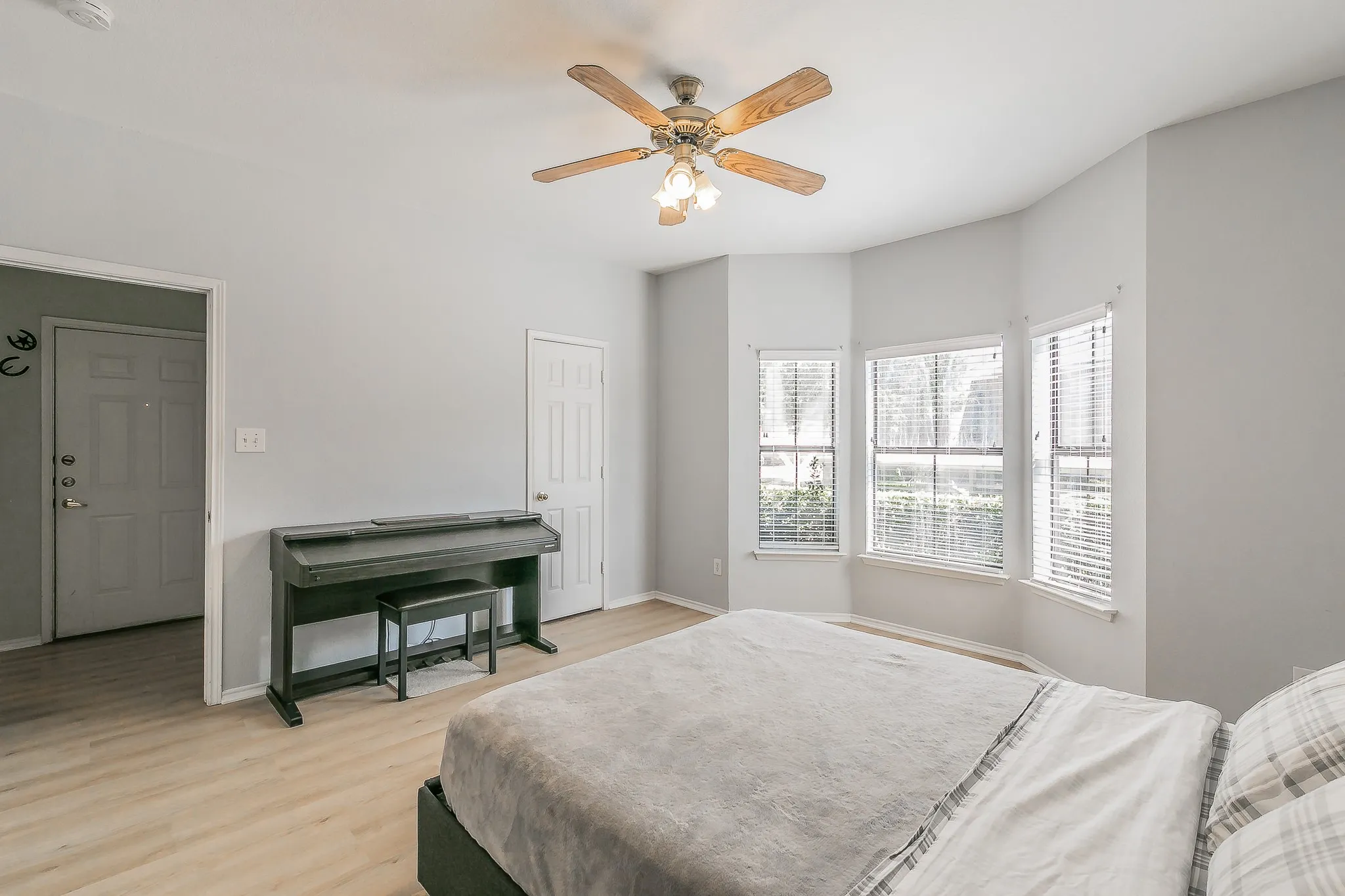 Condominium For Sale in Tarrant County , 3212 Donnelly Circle 501, Fort Worth, Texas 76107, 2 Bedroom, 2 Bathroom, Garage spaces, 1,069 Sqft, built in 1984, mls#21374702, Real Estate Agent in Fort Worth, Homes For Sale in Tarrant county, Homes For Sale in Fort Worth, Realtor in Fort Worth Texas, Real Estate Brokerage Independent Realty Texas, Luminita Cordes Realtor